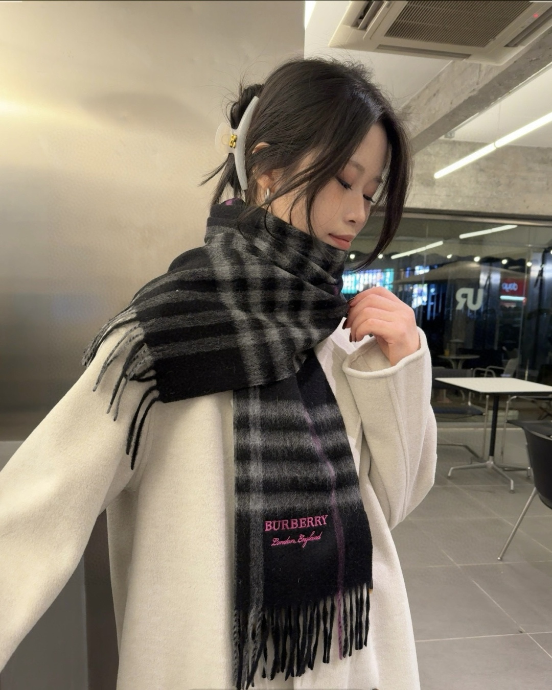 NO:574430,Batch Burberry classic cashmere plaid!  !  The 2025 new embroidery is so beautiful that it’s so stylish and charming!  !  !  Very tasteful and fashionable autumn and winter items!  I really like it, very Classic design, cashmere, the feel is really amazing!  !  It is very classy when paired with a suit and windbreaker, and the upper body effect really looks good no matter how you wear it!  !  This style is really worth buying with your eyes closed. It is unisex and can be easily worn by any age group!  30x180.high version scarf,high version scarf,burberry,burberry19860909批 巴宝莉Burberry经典羊绒格子！！2025新款刺绣好看的要疯掉了,太有型太有魅力了！！！非常品味时尚的秋冬单品！真的很喜欢,非常Classical的设计,羊绒,手感真的绝了！！搭配西服风衣都极有档次,上身效果真的随便怎么围都好看！！这种款式真的闭着眼买,男女通用,任何年龄层都轻松驾驭！30x180.高版本围巾,高版本围巾,burberry,burberry,scarf