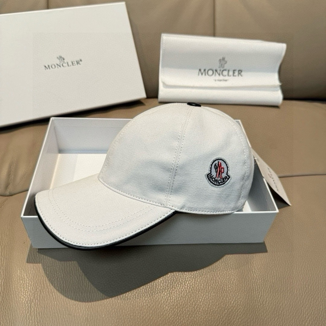 NO:579990,Batch comes with packaging bag, Moncler classic original baseball cap with mouth, classic and popular style, 1:1 mold opening and customization at the counter, original canvas + first layer of cowhide, pure cotton lining, light and breathable!  The quality is great, the basic head circumference is 56, the patch is adjustable. Hats, fisherman hats, baseball caps, knitted hats, hats, Moncler, espadrilles, cowhide, hats19860909批 配包装布袋,Moncler蒙口经典原单棒球帽,经典流行款,专柜1:1开模订制,原版帆布料+头层牛皮,纯棉内里,轻盈透气！质量超赞,基础头围56,贴片可调节.帽子渔夫帽棒球帽针织帽,帽子,Moncler,espadrilles,cowhide,hats,hat