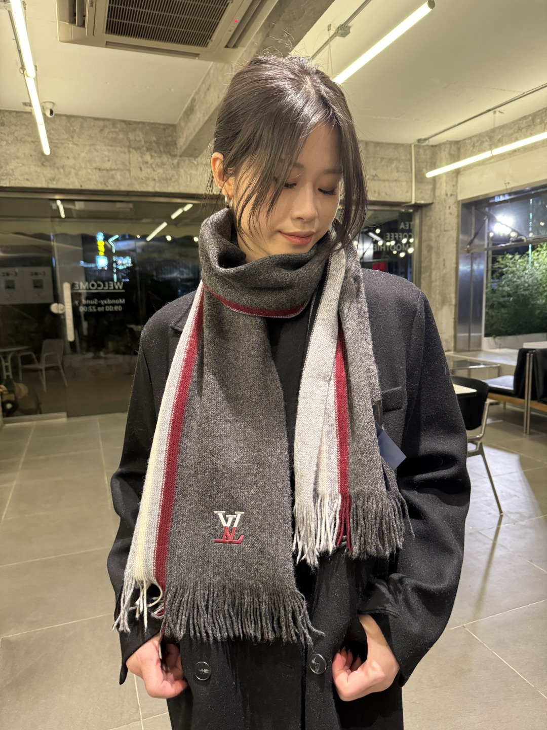 NO:574469,Batch Lv’s new high-end cashmere knitted scarf!  Export last order, supplying top quality cashmere yarn to customers!  This weaving method is more difficult and requires a lot of yarn. The craftsmanship is very difficult!  !  It can be formal or casual, a very classic men's design. This men's scarf is definitely a timeless aesthetic item!  This cashmere scarf looks good on any person, and its shape is truly unique!  !  It’s so practical and versatile, there’s actually no superfluous design, and it looks good no matter how you wear it!  It has a drapey feel, is warm and very slimming!  It is suitable for formal wear or casual wear. It can be folded in half or hung in a circle. It has a warm style. Size: 28180 high version scarf, high version scarf, louis vuitton19860909批 Lv新款高端羊绒针织围巾！出口尾单,客供顶级羊绒纱线！这款织法比较难,又很费纱线,工艺难度非常大！！可正式,可随意,非常Classical的男款设计.这样的男款围巾,绝对是一条审美不过时的单品！随便围都会好看的羊绒围巾,版型真是一绝！！太实用百搭了,其实没有多余的设计,怎么围都好看！有垂坠感,温暖且非常显瘦！搭配正装或者搭配休闲装都很合适~对折挂围或者绕圈围都完全可以,有温度的风度Size:28180高版本围巾,高版本围巾,louis vuitton,scarf