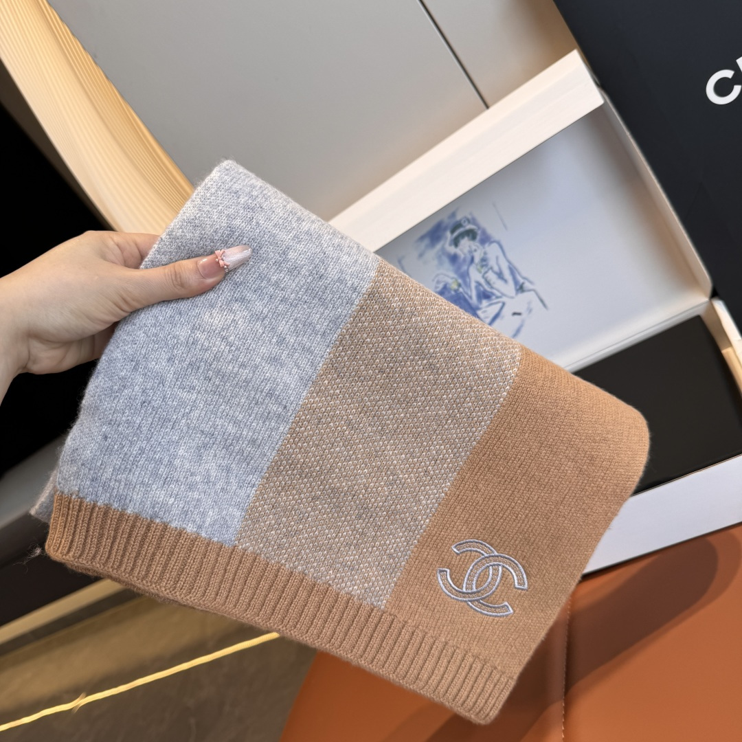 NO:581284,Batch Chanel original order heavily recommended new knitted scarf, same style for men and women, low-key luxury, extremely feminine, elite expert-level fashionable scarf. The more I look at this small fragrant knitted scarf, the more I love it, the more fashionable it becomes. The craftsmanship and color matching are not ordinary at a glance. I really like this expert-level fashion sense. Fashionable people with attitude will definitely like it!  This kind of design is more stretchy, more advanced, more majestic, and more durable. It is recommended to use the abdominal velvet tips of Albas purebred cashmere goats collected every spring as raw cashmere. The characteristic of this kind of cashmere is that even after being processed by human craftsmanship, the essence of raw cashmere is retained to the greatest extent. There will be a special textured scarf that feels like a cloud when held in your hand. It is really high-end, low-key, and luxurious. The color is very versatile, 30*190 high version scarf, high version scarf, chanel, chanel19860909批 Chanel 香奈儿原单重磅推荐新款针织围巾 男女同款低调的奢侈感极品柔美精英高手级别的时髦感围巾这款小香针织围巾越看越爱,越看越时髦这种工艺和配色一看就知道不是一般的,非常非常喜欢这种高手级别的时髦感,有态度的时髦人一定会喜欢！这样的设计更舒展,更高级,更大气,更加经得起推荐采用每年开春采集的阿尔巴斯纯种绒山羊腹部绒尖为原绒生产,这种羊绒的特点就是,即便经过人类工艺的加工,仍最大程度的保留了原绒的本质,会有特殊的肌理纹围巾握在手里就跟握着云朵般的仍空气绵绵感真的非常高级低调轻奢的配色,非常百搭,30*190高版本围巾,高版本围巾,chanel,chanel,scarf