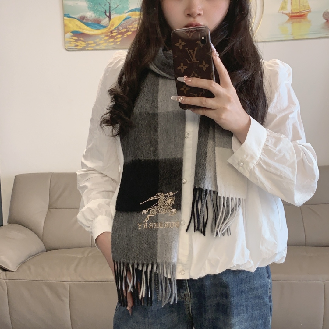 NO:581286,The exquisite war horse embroidery of the last batch of Burberry export orders makes the scarf look more advanced and elegant. The design of high-end scarves has always been simple but super nice. It is very practical and versatile for daily use. The feel is really praised by customers for the raw materials. It is soft and waxy, and the drape is also very good. In short, I really like this master-level fashion sense. Fashionable people with attitude will definitely like it. Young, fashionable, confident, and attitude. Beautiful!  This kind of design is more advanced, more grand, and more worthy of recommendation. Size: 30x180 cm, cashmere high version scarf, high version scarf, burberry, burberry19860909批 Burberry ·巴宝莉出口订单尾货精致的战马刺绣让围巾显得更加高级优雅,高端围巾设计向来都很简约但就是超nice,日常非常实用百搭手感真的非常赞客供原料,软糯,垂感也非常好,总之非常非常喜欢这种高手级别的时髦感,有态度的时髦人一定会喜欢.年轻,时髦,自信,有态度.很美！这样的设计更高级,更大气,更加经得起推荐 尺寸:30x180 cm,羊绒高版本围巾,高版本围巾,burberry,burberry,scarf