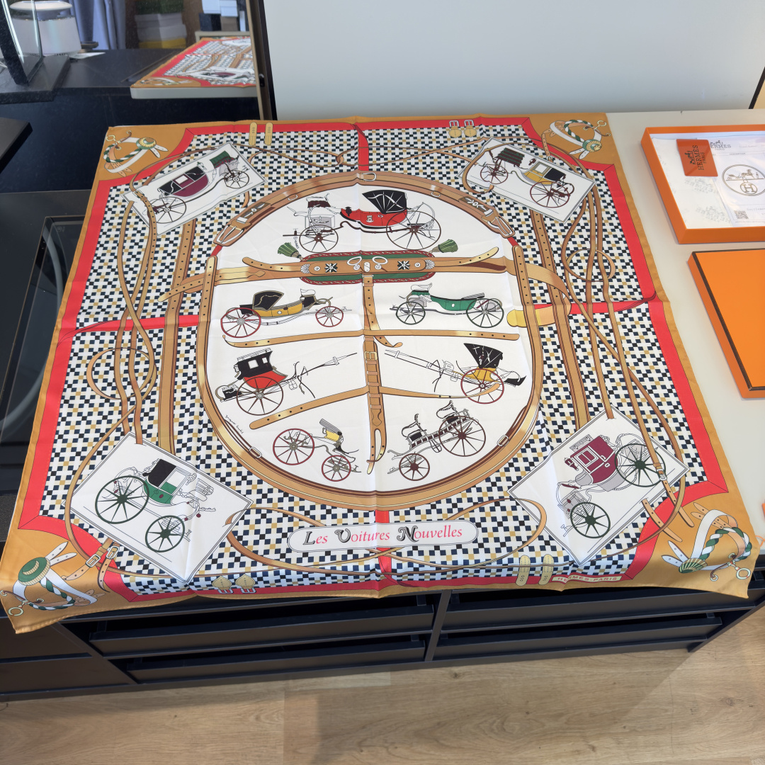 NO:619948,Batch Hermès' new silk scarf [New Car] Inspired by the design of the 'New Car' (Les Voitures Nouvelles) scarf  Over the years, carriages and horses have been close companions. Later, the horses got rid of their heavy harness and left quietly. In this exquisite composition, the car shows its ancient charm and extraordinary craftsmanship, which made France one of the world's most prestigious manufacturing centers. In the colorful emblem or in the center of the pocket square, open carriages, elegant sedans, sedans and towering carriages all bear witness to the exquisite atmosphere of the entire era. [Composition size 90X90cm  Real silk] high version scarf, high version scarf, hermes, real silk19860909批 爱马仕新款真丝方巾【新式座驾】 灵感源自“新式座驾”（Les Voitures Nouvelles）方巾设计 多年来,马车和马匹一直是亲密无间的伙伴,后来,马匹摆脱了沉重的马具,悄然离去.在这幅精致的构图中,汽车展现其古老的魅力和非凡的工艺,正是这些工艺让法国成为全球享负盛名的制造中心之一.在色彩缤纷的徽章中或方巾中央,敞篷马车、优雅的轿式马车、小轿车和高耸的四轮马车无不见证整个时代的精致氛围.【成分尺寸90X90cm 真丝】高版本围巾,高版本围巾,hermes,real silk,scarf