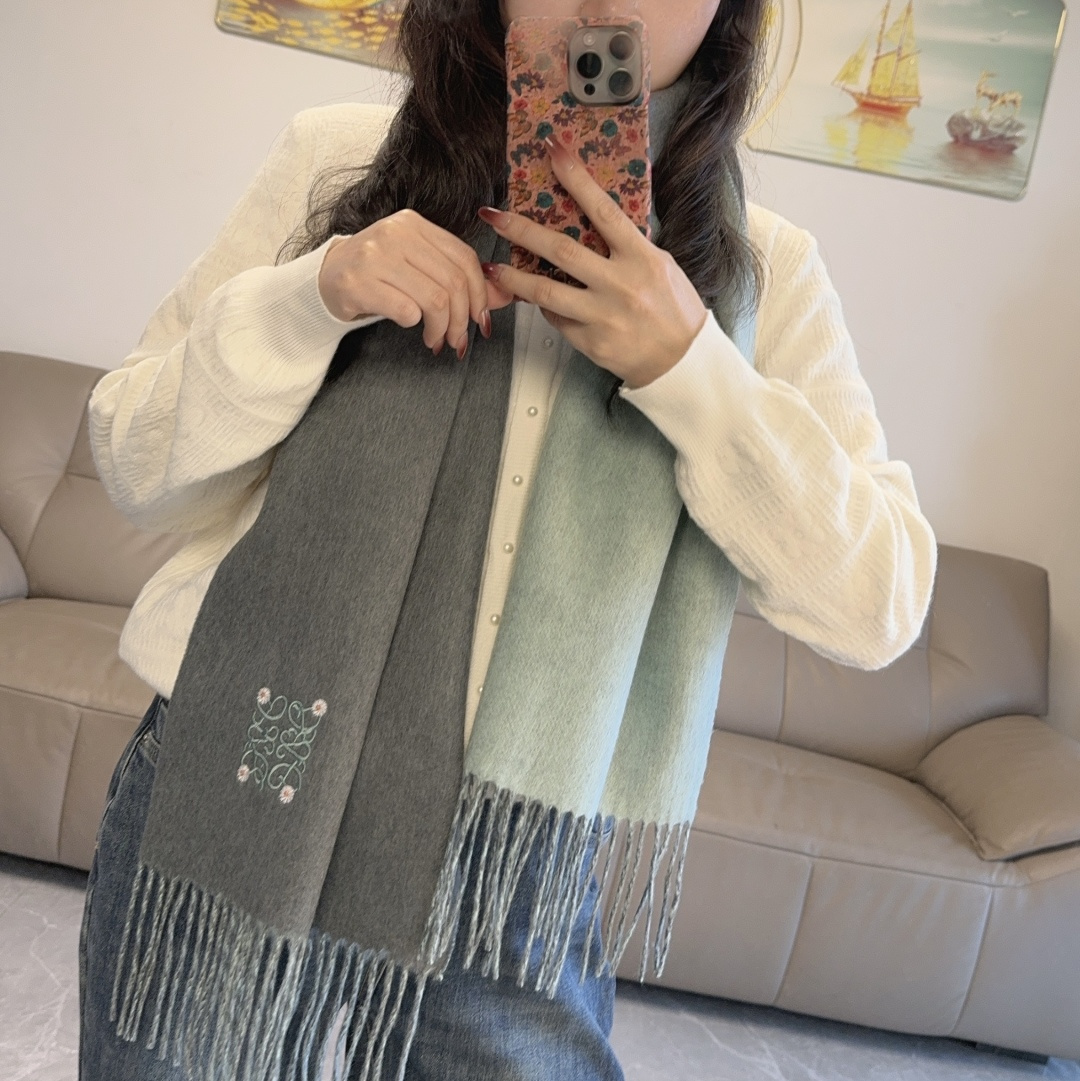 NO:602777,New batch!  Loewe ·  Loewe's rare gentle color matching, low-key yet elegant] Highly recommended, high-end comfortable and fashionable temperament, niche but full of big-name style, super Amway loewe, this soft scarf that touches the heart, extremely simple color with eye-catching color-changing logo, the finishing touch without losing beauty, the pursuit of successful people, the color is absolute, a little unique fairy spirit, the absolute choice for couples, the color is elegant, not enchanting, very soft cashmere material specification 35x  cm high version scarf, high version scarf, loewe, loewe19860909批 上新！Loewe · 罗意威难得一见的温柔配色,低调又不失优雅】重点推荐高级舒适时髦气质,小众却大牌范十足,超级安利loewe这款触动内心的柔美围巾,极其简单的颜色搭配抢眼的变色logo,点睛之笔确又不失美感,成功人士的追求,色彩绝对,有点独有的仙气,绝对的情侣款不二之选,颜色淡雅,不妖娆非常柔软的羊绒材质规格35x cm高版本围巾,高版本围巾,loewe,loewe,scarf