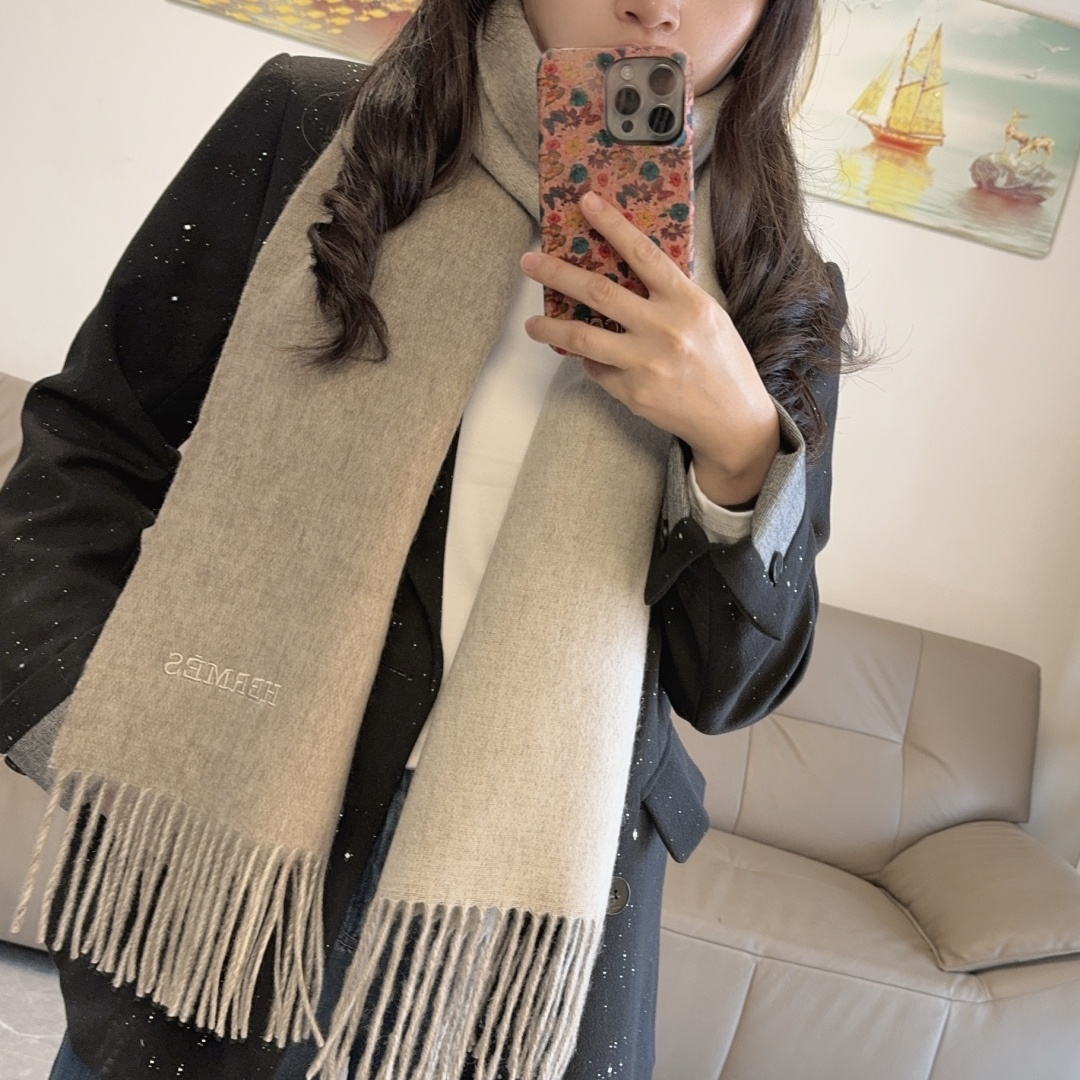 NO:602710,Batch Hermes · Hermes double-sided lambswool scarf Highly recommended!  Top quality lambswool material, very good quality, very warm, soft and skin-friendly without irritating the neck. Classic double-sided color matching design, one scarf with two styles for boys and girls, size 35*180cm high version scarf, high version scarf, hermes, hermes19860909批 Hermes · 爱马仕双面羔羊绒围巾 重磅推荐！顶级羔羊绒材质,质量好到爆非常保暖,柔软亲肤不扎脖.经典双面拼色设计,一条围巾两种风格男生女生通用,size35*180cm高版本围巾,高版本围巾,hermes,hermes,scarf
