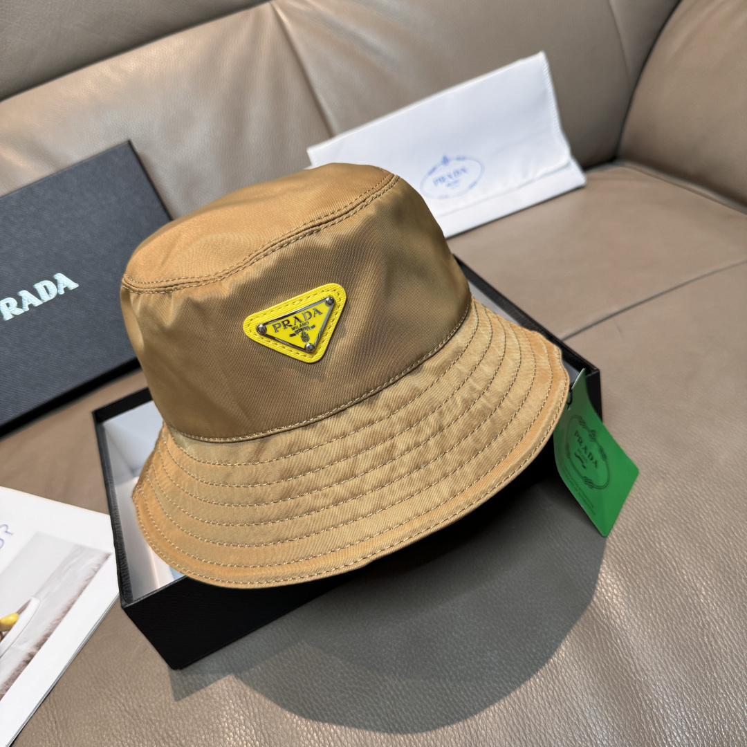 NO:587976,The quality can be felt through the screen!  Prada (Prada) explosive version of the bucket hat is shipped!  Comes with a box bag, this fisherman hat combines fashion and classics. The classic inverted triangle metal logo is customized by the original factory. It is not too shiny. The imported parachute Oxford fabric is excellent in sun protection and rain protection. The pure cotton lining is light and breathable!  The workmanship is meticulous and perfect, and the quality is superb!  Explosive version, fast or slow!  Hats, bucket hats, baseball caps, knitted hats, hats, prada, prada, espadrilles, hats19860909批 隔着屏幕都能感受到的好质量！ Prada(普拉达)爆版渔夫帽出货！ 配盒子布袋,此款渔夫帽时尚与经典相结合,原厂订制经典倒三角金属logo,简直不要太闪亮,进口降落伞牛津布料,遮阳防雨都非常出色,纯棉里布,轻盈透气！做工细致完美,质量超赞！爆版,手快有手慢无！ 帽子渔夫帽棒球帽针织帽,帽子,prada,prada,espadrilles,hats,hat