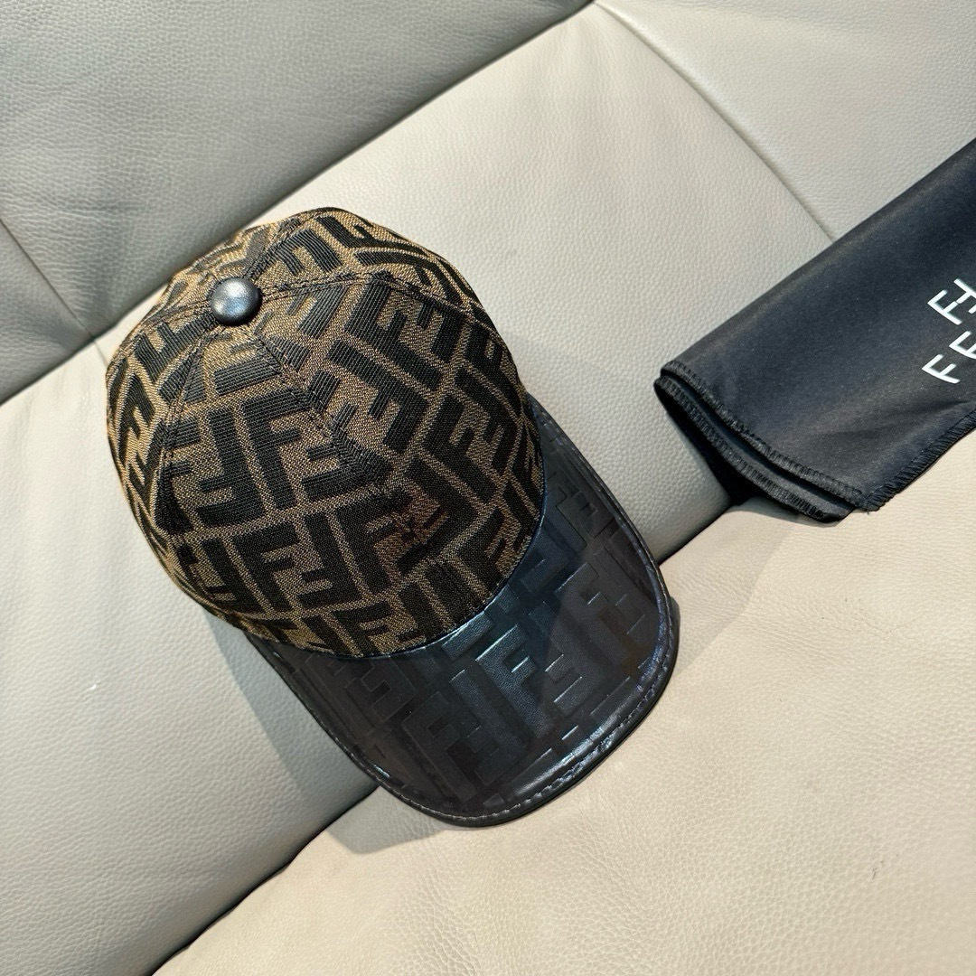 NO:588013,Batch comes with box bag, Fendi's new original baseball cap, double F presbyopic leather, full of retro charm, 1:1 mold customization, original canvas fabric + first-layer cowhide, pure cotton lining, light and breathable!  The quality is great, the basic head circumference is 56, the patch is adjustable. Hats, fisherman hats, baseball caps, knitted hats, hats, fendi, fendi, espadrilles, cowhide, hats19860909批 配盒子布袋,Fendi(芬迪)新款原单棒球帽, 双F老花拼皮,复古韵味十足,1:1开模订制,原版帆布料+头层牛皮,纯棉内里,轻盈透气！质量超赞,基础头围56,贴片可调节.帽子渔夫帽棒球帽针织帽,帽子,fendi,fendi,espadrilles,cowhide,hats,hat