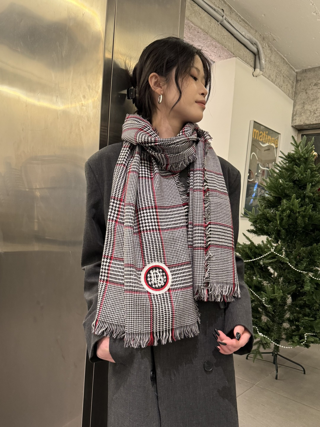 NO:619952,Batch 2025 Dior's new scarf and shawl girls are out to hit the streets. The houndstooth element is really invincible and classic. The last order of a foreign trade company, fast hands and slow hands. Absolute family benefits ~ 100% pure cashmere ~ houndstooth shawl scarf, people can't put it down, and the touch is as soft as clouds. It is so soft that it melts when touching the skin, and it will not prick at all!  Specifications: 70x190cm cashmere high version scarf, high version scarf, dior, shawls19860909批 2025年Dior新款围巾披肩姑娘们出来炸街啦 千鸟格元素真的无敌经典了.外贸公司尾单货 手快有手慢无 绝对的家属福利～百分百纯山羊绒～千鸟格披肩围巾,让人爱不释手,触感如云朵般柔软.接触皮肤软到心都化了,一点也不会扎！ 规格:70x190cm 山羊绒高版本围巾,高版本围巾,dior,shawls,scarf