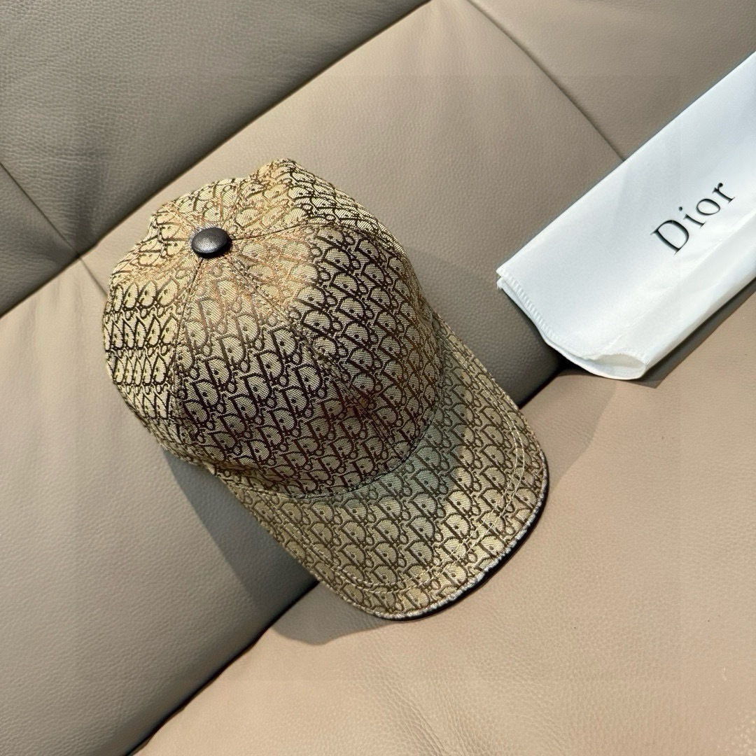 NO:643653,Batch new model shipped with box bag, Dior (Dior) new original baseball cap, Dior presbyopia, full of retro charm, popular out of stock at counters, 1:1 mold customization, original canvas fabric + first layer of cowhide, pure cotton lining, light and breathable!  The quality is great, the basic head circumference is 56, the patch is adjustable. Hats, fisherman hats, baseball caps, knitted hats, hats, dior, dior, espadrilles, cowhide, hats19860909批 新款出货 配盒子布袋,Dior(迪奥)新款原单棒球帽, Dior老花,复古韵味十足,专柜断货热门,1:1开模订制,原版帆布料+头层牛皮,纯棉内里,轻盈透气！质量超赞,基础头围56,贴片可调节.帽子渔夫帽棒球帽针织帽,帽子,dior,dior,espadrilles,cowhide,hats,hat