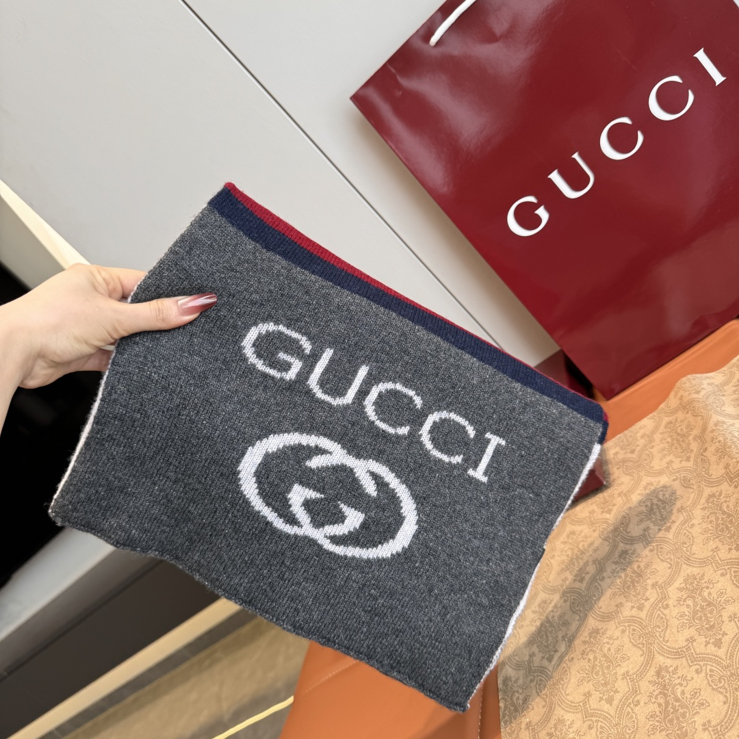 NO:728908,Batch the original Gucci order!  Highly recommended!  New knitted scarf!  Low-key luxury. The ultimate soft and elegant fashion scarf at the elite level!  The more I look at this Gucci cashmere jacquard scarf, the more I fall in love with it, and the more I look at it, the more fashionable it becomes!  At first glance, you can tell that this kind of craftsmanship and color matching are not ordinary. I really like this expert-level fashion sense. Fashionable people with attitude will definitely like it!  This kind of design is more stretched, more advanced, more grand, and more worthy of recommendation!  Raw cashmere is produced from the abdominal velvet tips of Albas purebred cashmere goats collected every spring. The characteristic of this cashmere is that even after being processed by human craftsmanship, the essence of the raw cashmere is retained to the greatest extent and will have a special texture!  Holding the scarf in your hand feels like holding a cloud of still air!  It’s really very high-end. Finally, the biggest feature of this design is the jacquard craftsmanship, which perfectly presents the classic GG logo in another way!  30190cm.high version scarf,high version scarf,gucci19860909批 Gucci古奇原单！重磅推荐！新款针织围巾！低调的奢侈感.极品柔美精英高手级别的时髦感围巾！这款Gucci羊绒提花围巾越看越爱,越看越时髦！这种工艺和配色一看就知道不是一般的,非常非常喜欢这种高手级别的时髦感,有态度的时髦人一定会喜欢！这样的设计更舒展,更高级,更大气,更加经得起推荐！采用每年开春采集的阿尔巴斯纯种绒山羊腹部绒尖为原绒生产,这种羊绒的特点就是,即便经过人类工艺的加工,仍最大程度的保留了原绒的本质,会有特殊的肌理纹！围巾握在手里就跟握着云朵般的仍空气绵绵感！真的非常高级最后,这个最大的特色还有提花工艺的设计感,将经典的GG logo另一种完美呈现！30190cm.高版本围巾,高版本围巾,gucci,scarf