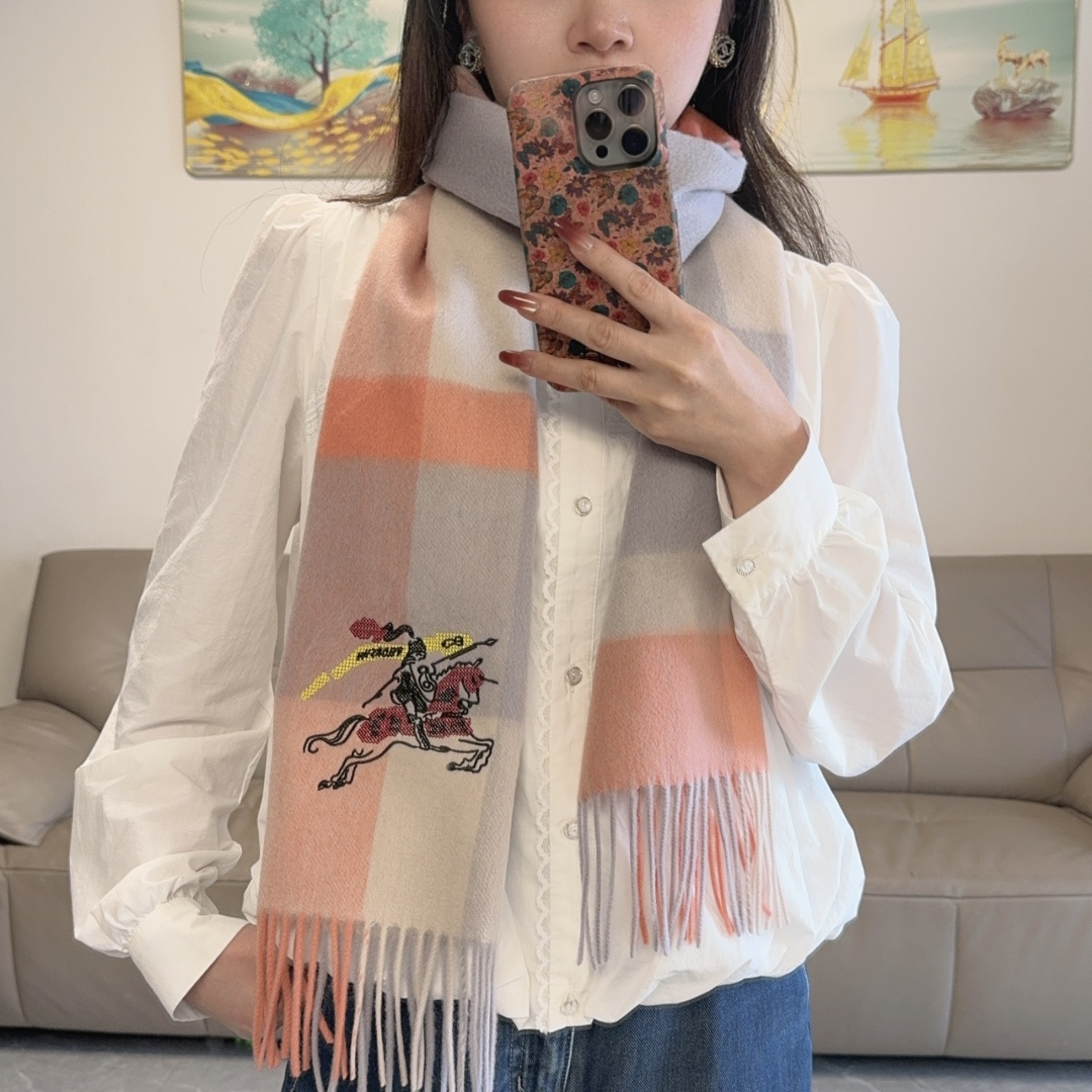 NO:678717,Batch Burberry · Burberry 2026 New Year of the Horse New Style It has to be said that Burberry designers understand the minds of Chinese users very well. The exquisite war horse embroidery is embellished with conspicuous Chinese red, which means victory. It is an immediate success. The feel of this scarf is really good. It is made of lambswool, soft and waxy, with good drape and slight water ripples. Fashionable people who know the goods will definitely like it. Young, fashionable, confident, and highly recommended. Size: 32x180  cm, lambswool high version scarf, high version scarf, burberry, burberry19860909批 Burberry ·巴宝莉2026马年新款不得不说,巴宝莉设计师太懂中国用户的心思了 精致的战马刺绣用显眼的中国红作点缀,寓意旗开得胜 马到成功此款围巾手感真的非常赞客供羔羊绒原料,软糯,垂感也非常好,轻微水波纹.懂货的时髦人一定会喜欢.年轻,时髦,自信,经得起推荐 尺寸:32x180 cm,羔羊绒高版本围巾,高版本围巾,burberry,burberry,scarf