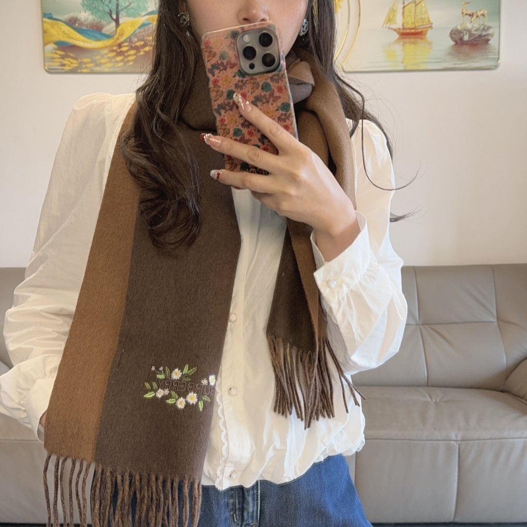 NO:728913,Batch Burberry · Burberry double-sided scarf is crazy beautiful, so stylish and charming, a very elegant and fashionable autumn and winter item!  I really like it. It has a very classic design of lambswool. It feels really great on the upper body and looks great on any waist!  !  This style is really worth buying with your eyes closed, and it can be easily worn by any age group!  !  !  30*200cm high version scarf, high version scarf, burberry, burberry19860909批 Burberry · 巴宝莉双面围巾好看的要疯掉了,太有型太有魅力了非常斯文时尚的秋冬单品！真的很喜欢,非常Classical的设计羔绒,手感真的绝了上身效果真的随便怎么围都好看！！这种款式真的闭着眼买,任何年龄层都轻松驾驭！！！30*200cm高版本围巾,高版本围巾,burberry,burberry,scarf