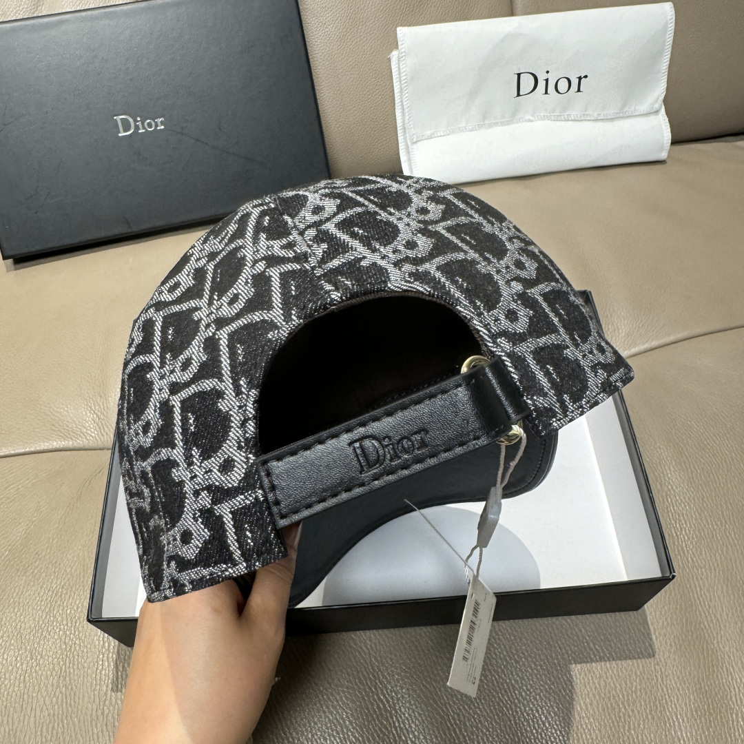 配盒子布袋，Dior(迪奥)新款原单棒球帽， Dior老花拼皮，复古韵味十足，1:1开模订制，原版绸缎布