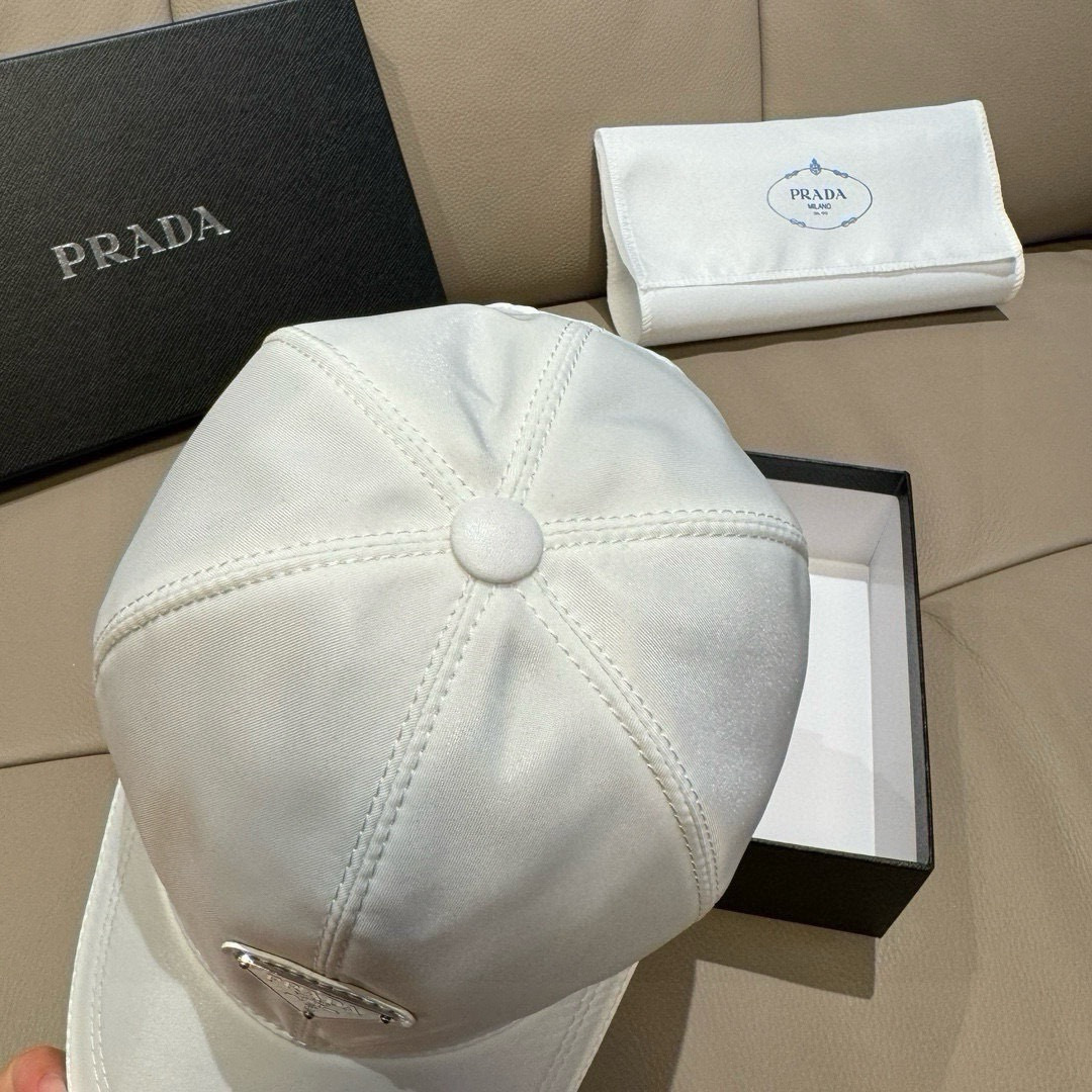 火爆倒三角四色出货！配盒子布袋，Prada(普拉达)经典原单棒球帽， 经典倒三角金属logo，专柜1:1