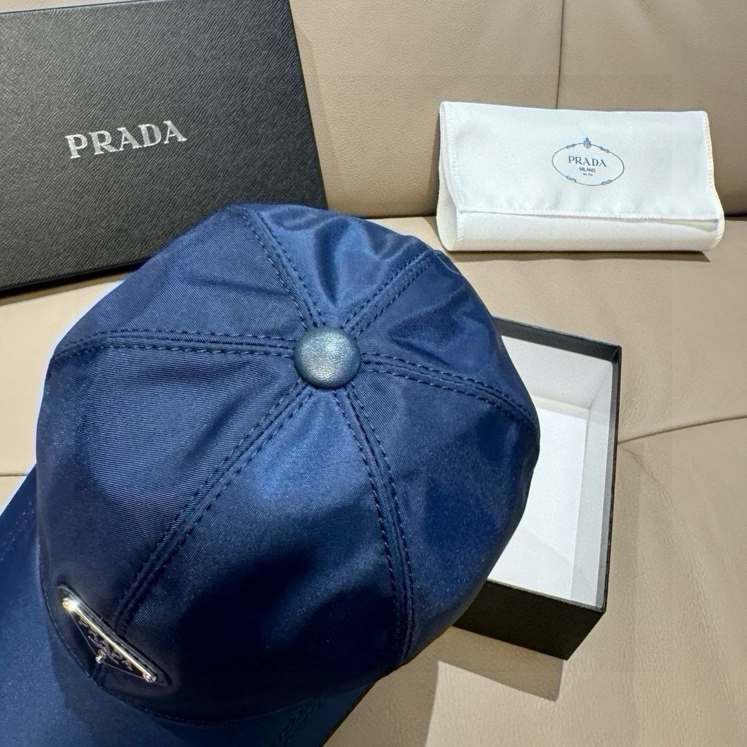 火爆倒三角四色出货！配盒子布袋，Prada(普拉达)经典原单棒球帽， 经典倒三角金属logo，专柜1:1