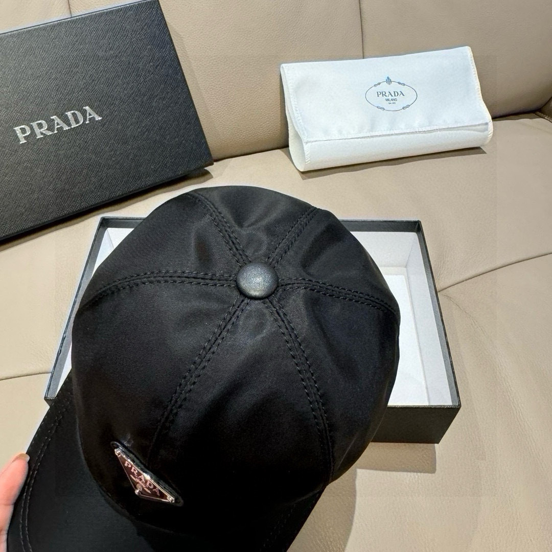火爆倒三角四色出货！配盒子布袋，Prada(普拉达)经典原单棒球帽， 经典倒三角金属logo，专柜1:1