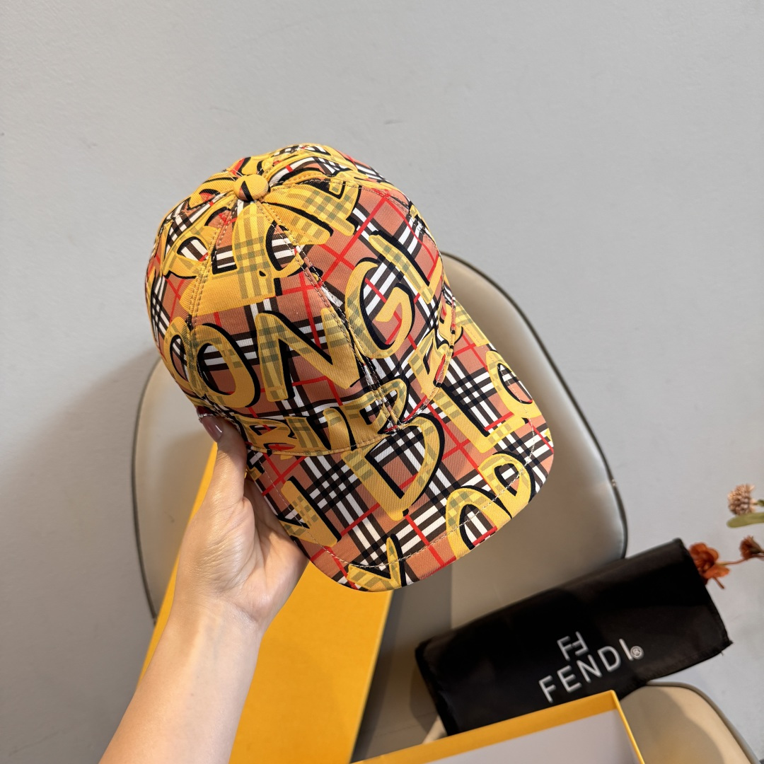 配盒子布袋，Burberry（巴宝莉）最新款涂鸦棒球帽，正品开模订制，原版印花面料，做工细致无瑕，原厂品