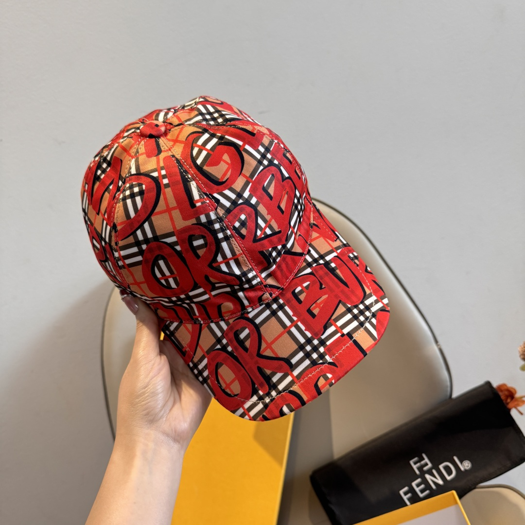 配盒子布袋，Burberry（巴宝莉）最新款涂鸦棒球帽，正品开模订制，原版印花面料，做工细致无瑕，原厂品