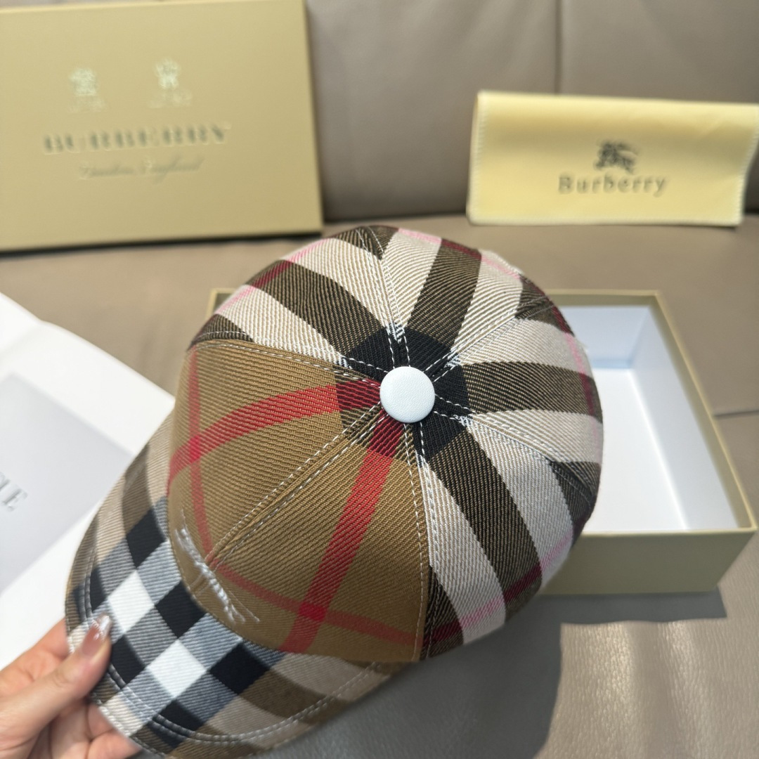配盒子布袋，Burberry（巴宝莉）新款原单棒球帽，1:1开模订制，标志性战马刺绣，精致无暇！原版斜纹