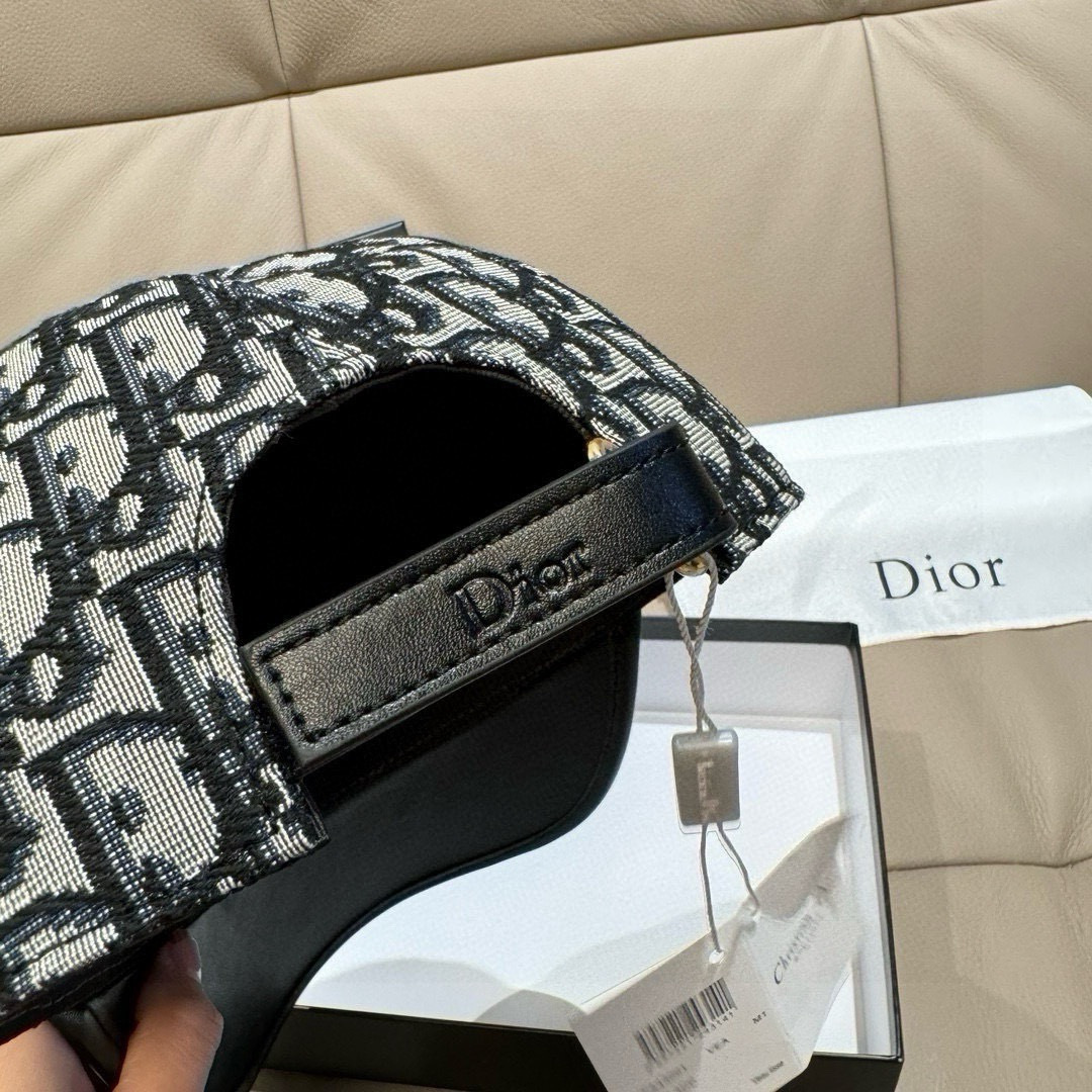 配盒子布袋，Dior(迪奥)新款原单棒球帽， Dior老花拼皮，复古韵味十足，专柜热门新款，1:1开模订