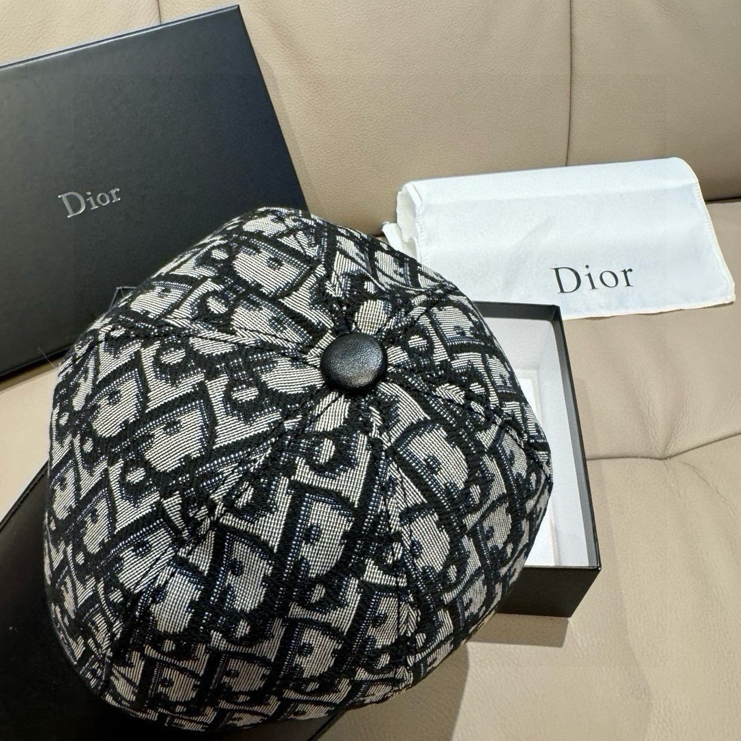 配盒子布袋，Dior(迪奥)新款原单棒球帽， Dior老花拼皮，复古韵味十足，专柜热门新款，1:1开模订