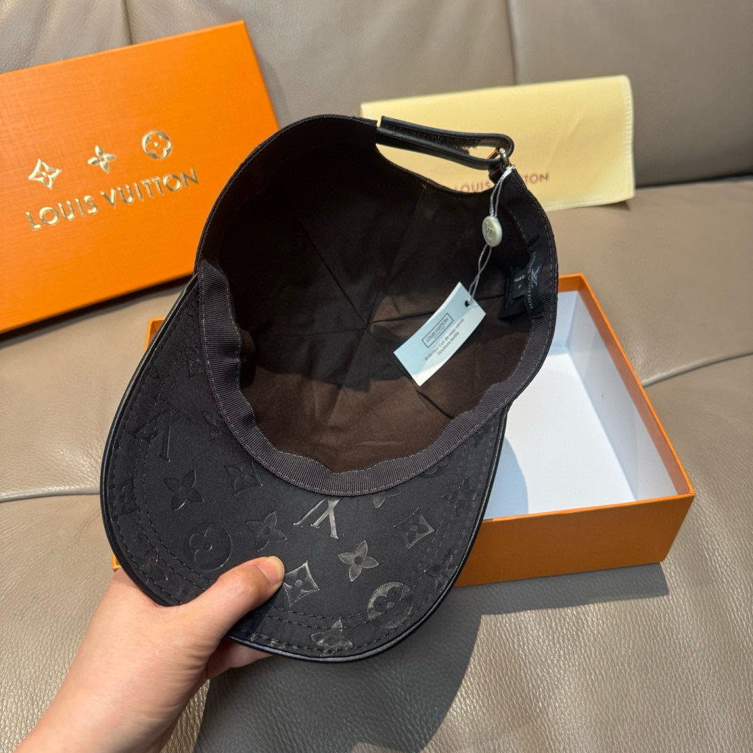 新款出货！配盒子布袋，LV路易威登新款原单棒球帽， 暗纹印花，专柜1:1开模订制，原版牛津布料+头层牛皮
