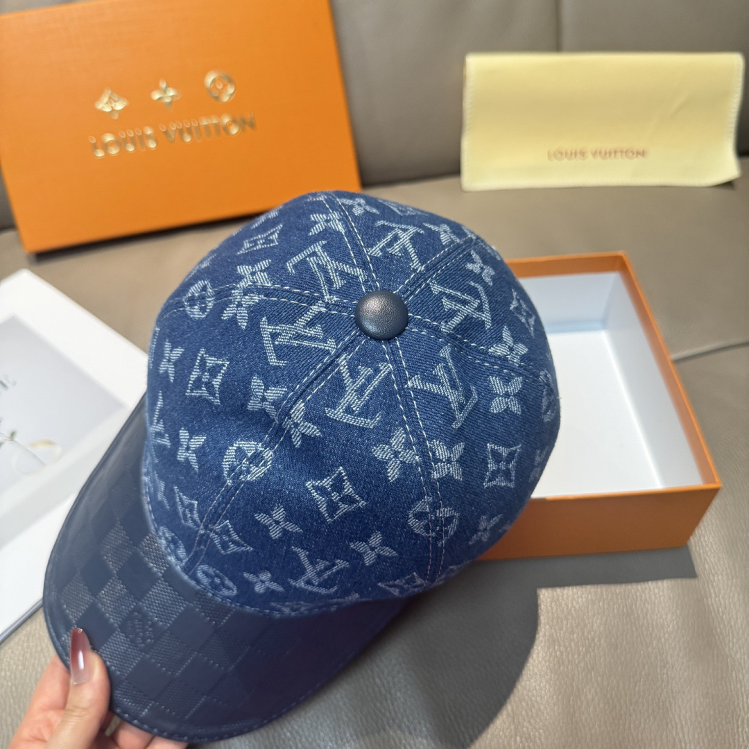 配盒子布袋，LV(路易威登)新款原单棒球帽，牛皮压花，1:1开模订制，原版牛仔布料，做工细致完美，质量超