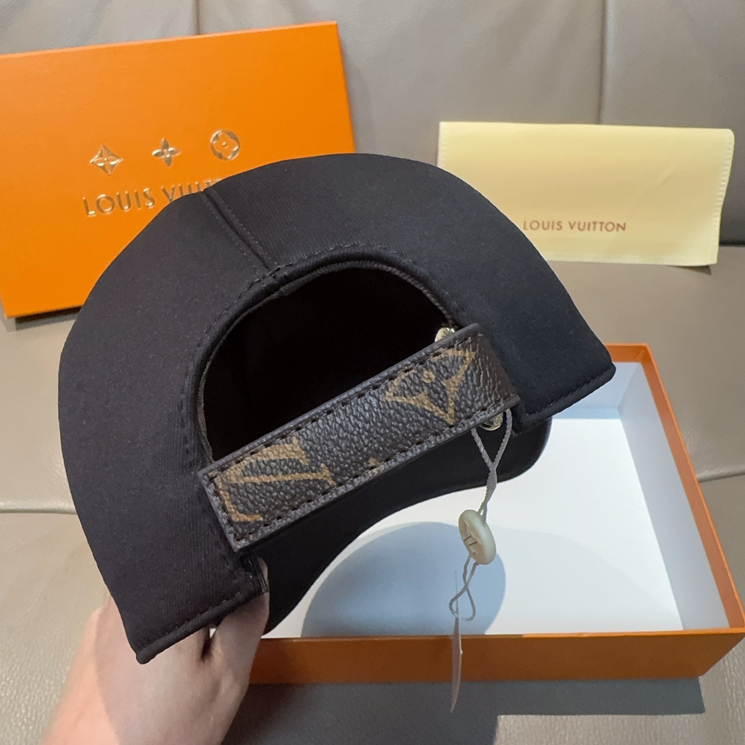 新款出货配盒子布袋，LV(路易威登)新款原单棒球帽，LV四叶花刺绣，专柜1:1开模订制，原版纯棉面料+头