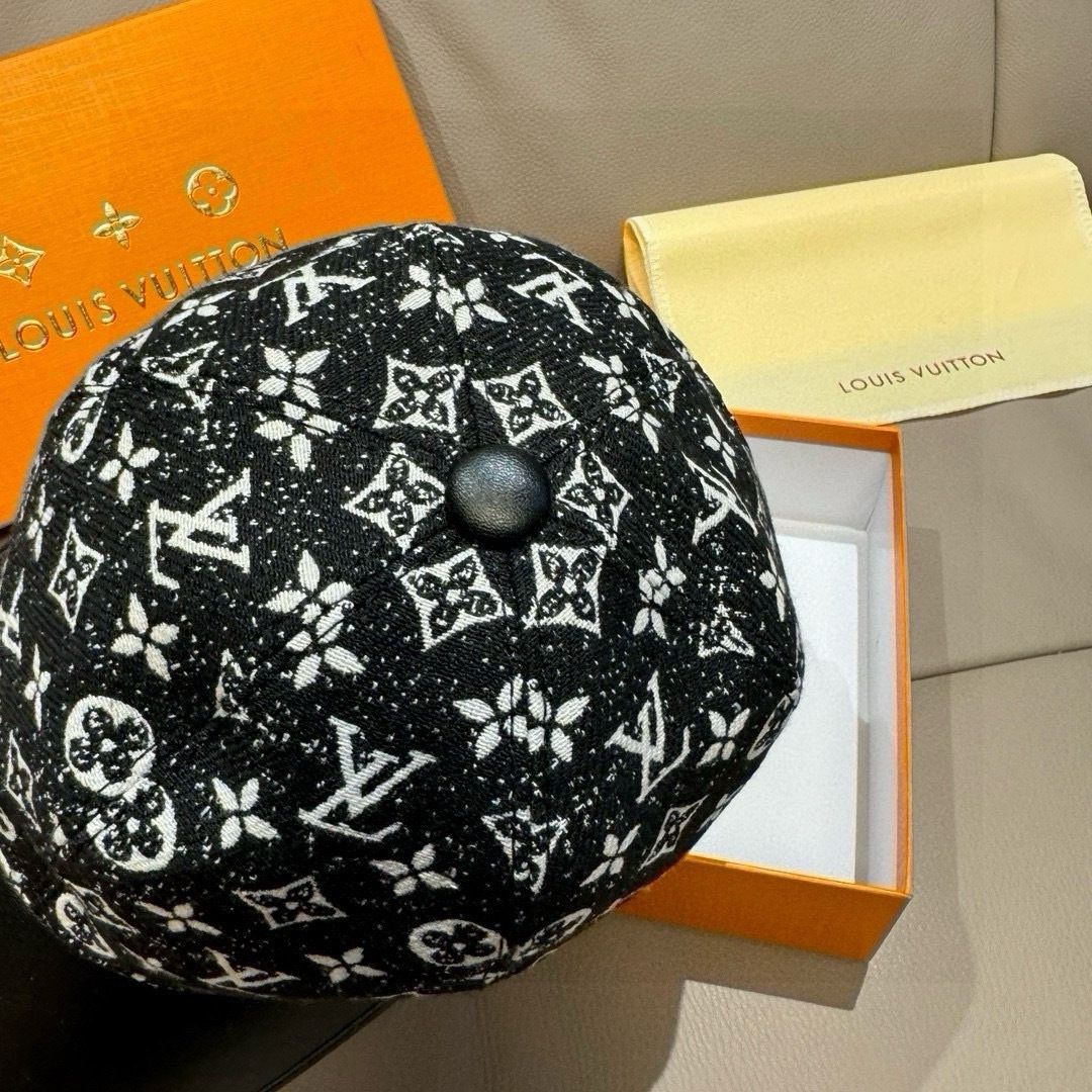 配盒子布袋，LV(路易威登)新款原单棒球帽，牛皮拼接，1:1开模订制，原版牛仔布料，做工细致完美，质量超