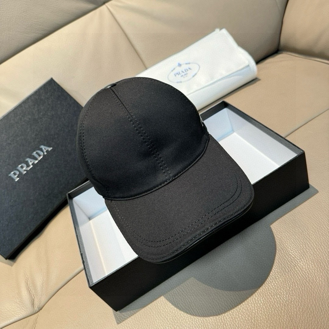 Prada 配盒子布袋，刺绣logo， 1:1开模订制， 纯棉布料+头层牛皮，轻盈透气 质量超赞，基础头围56，贴片可调节
