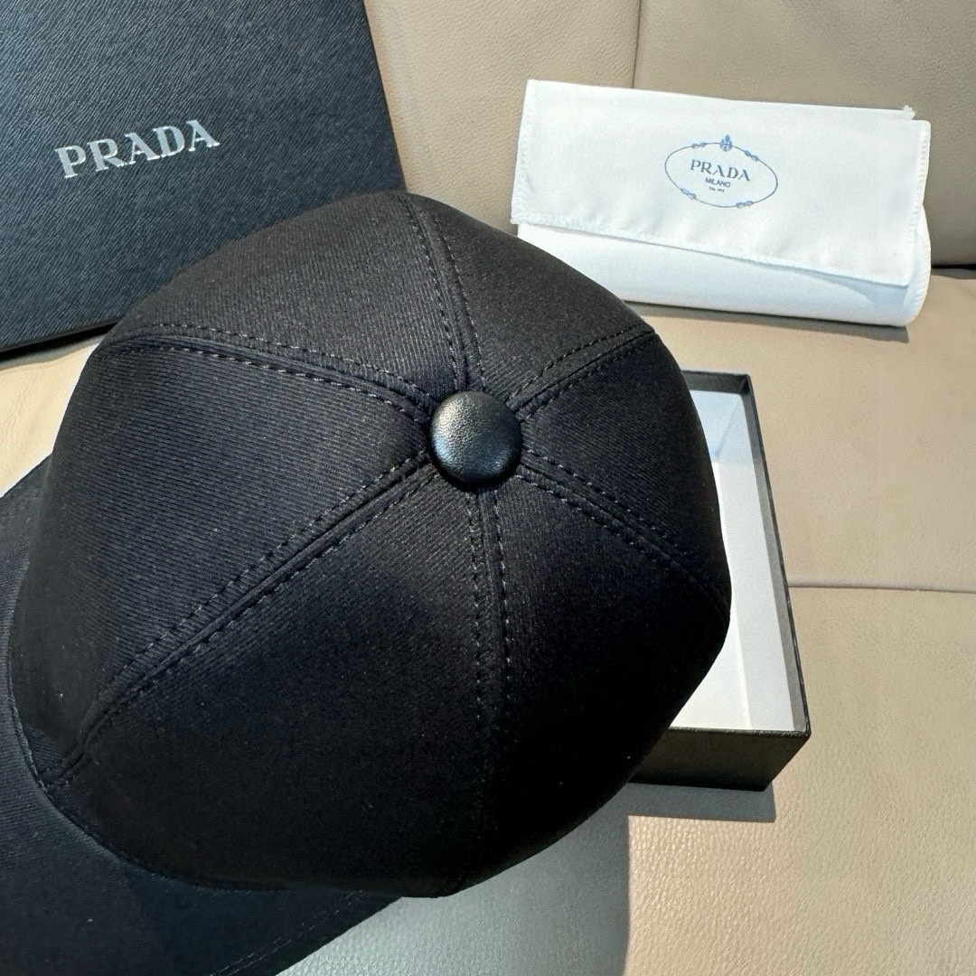 Prada 配盒子布袋，刺绣logo， 1:1开模订制， 纯棉布料+头层牛皮，轻盈透气 质量超赞，基础头围56，贴片可调节
