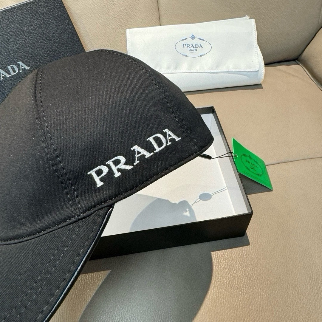 Prada 配盒子布袋，刺绣logo， 1:1开模订制， 纯棉布料+头层牛皮，轻盈透气 质量超赞，基础头围56，贴片可调节