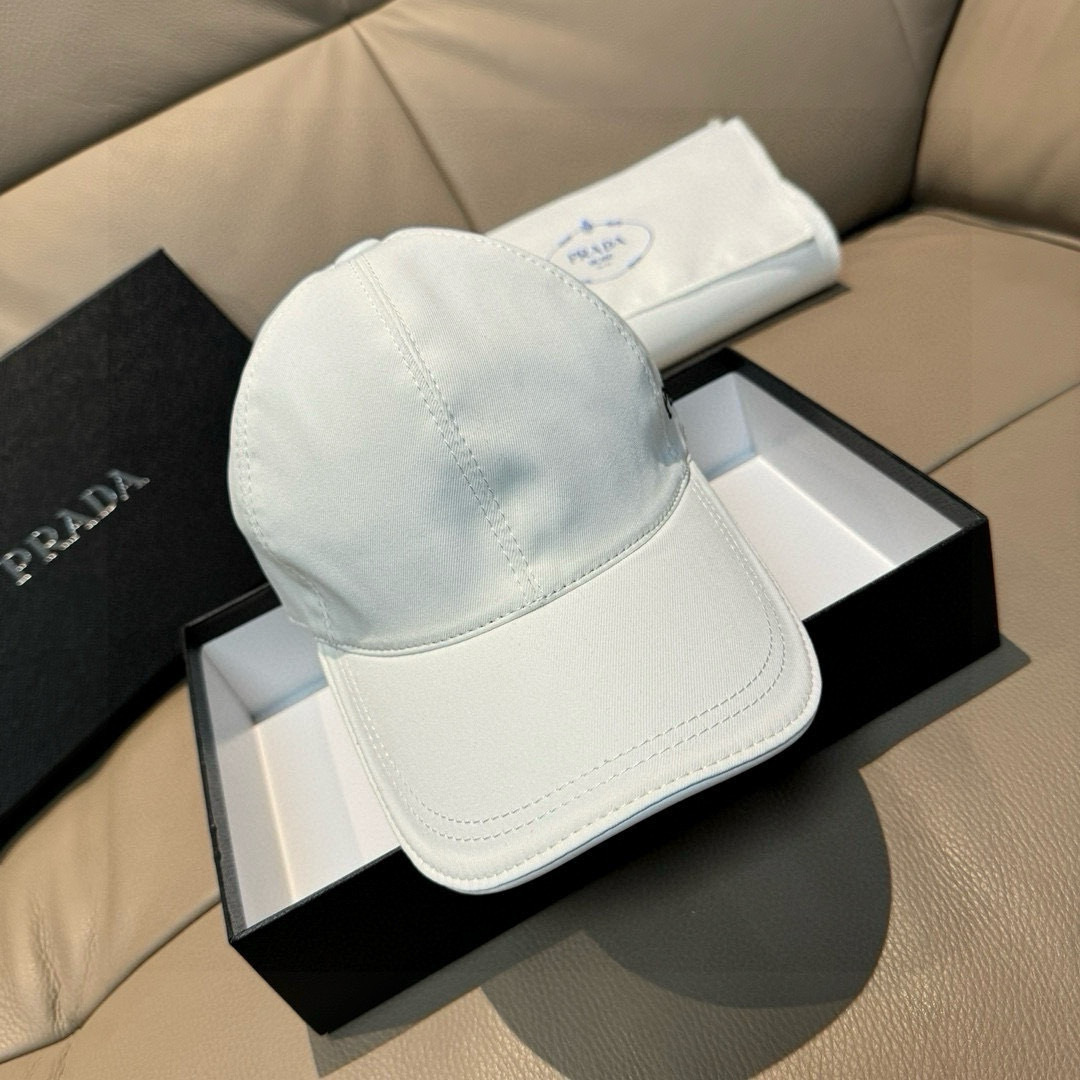 Prada 配盒子布袋，刺绣logo， 1:1开模订制， 纯棉布料+头层牛皮，轻盈透气 质量超赞，基础头围56，贴片可调节
