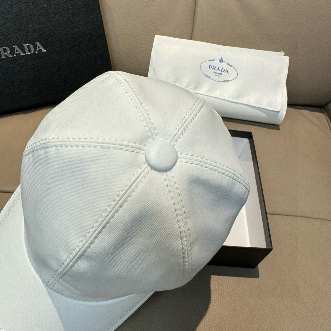 Prada 配盒子布袋，刺绣logo， 1:1开模订制， 纯棉布料+头层牛皮，轻盈透气 质量超赞，基础头围56，贴片可调节