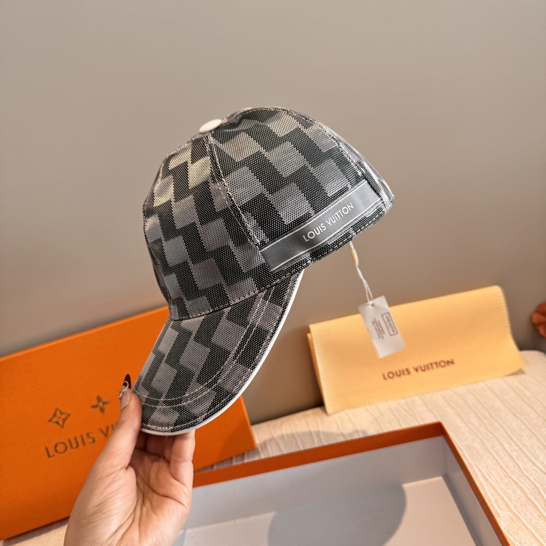 配包装布袋，LV路易威登新款原单棒球帽，经典棋盘格，1:1开模订制，原版专柜布料+头层牛皮，小方格时尚帅