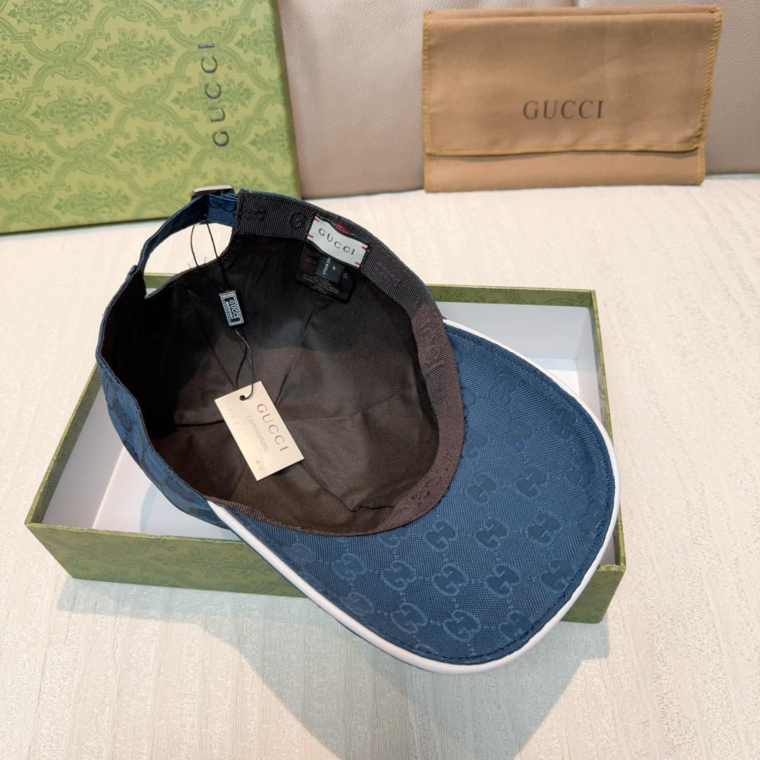 Gucci 古奇2025早秋系列倾情诚献多款活力十足的软配饰。这款棒球帽以GG尼龙匠心打造，缀饰互扣式G