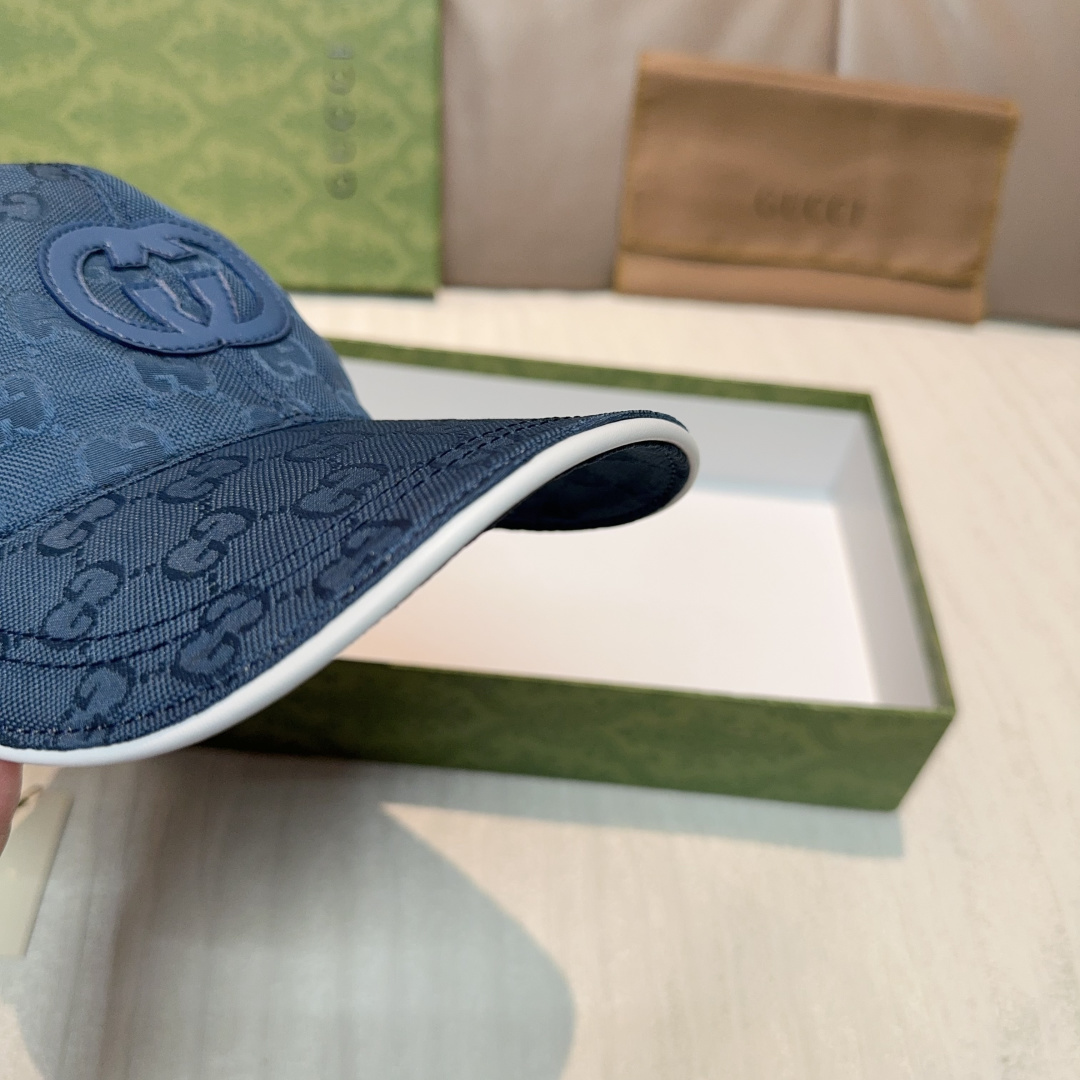 Gucci 古奇2025早秋系列倾情诚献多款活力十足的软配饰。这款棒球帽以GG尼龙匠心打造，缀饰互扣式G