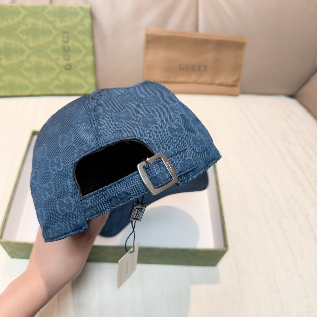 Gucci 古奇2025早秋系列倾情诚献多款活力十足的软配饰。这款棒球帽以GG尼龙匠心打造，缀饰互扣式G