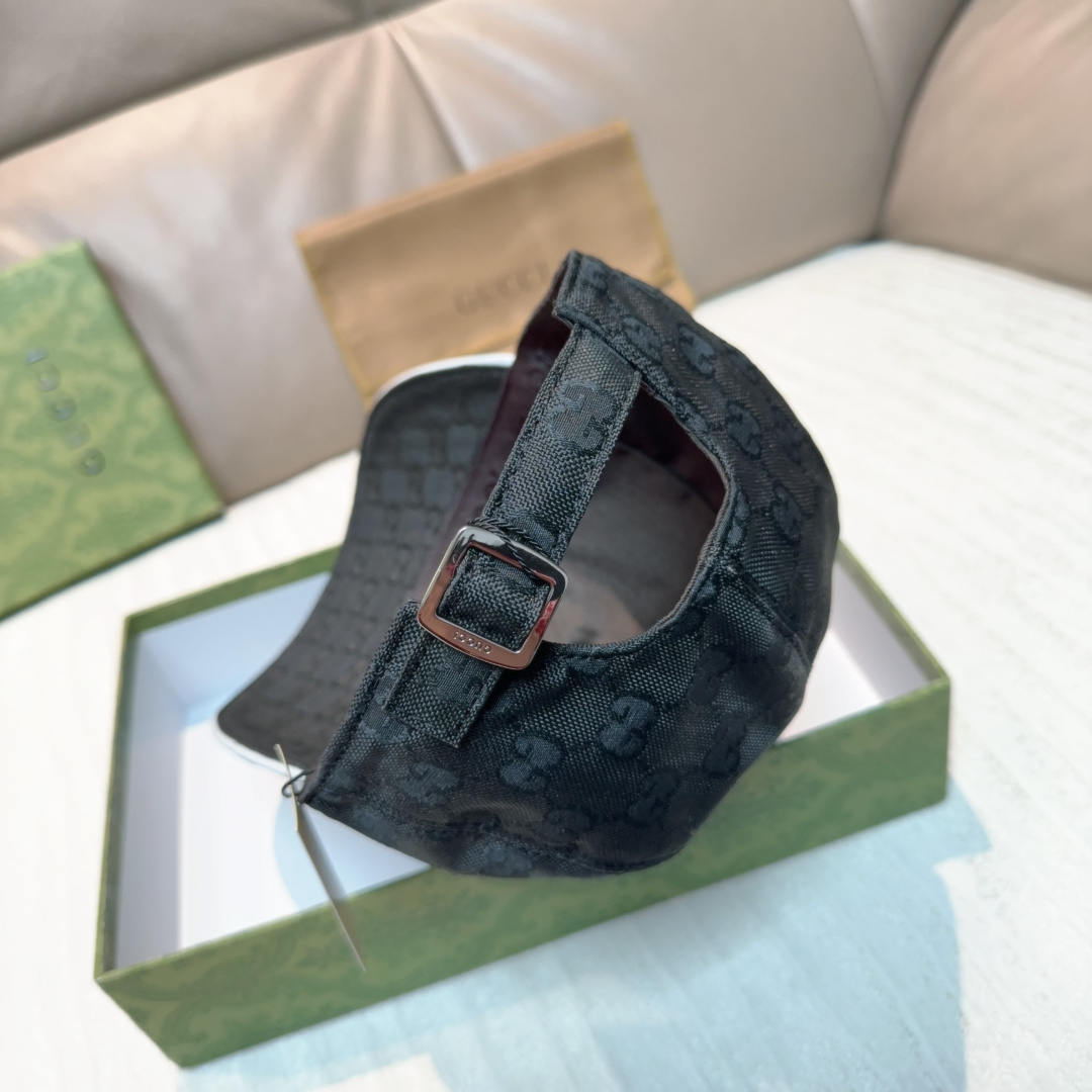 Gucci 古奇2025早秋系列倾情诚献多款活力十足的软配饰。这款棒球帽以GG尼龙匠心打造，缀饰互扣式G