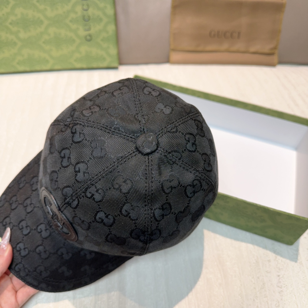 Gucci 古奇2025早秋系列倾情诚献多款活力十足的软配饰。这款棒球帽以GG尼龙匠心打造，缀饰互扣式G
