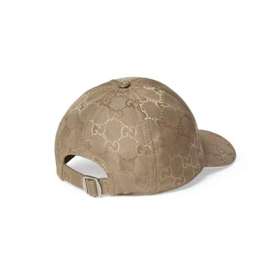 Gucci 古奇2025早秋系列倾情诚献多款活力十足的软配饰。这款棒球帽以GG尼龙匠心打造，缀饰互扣式G