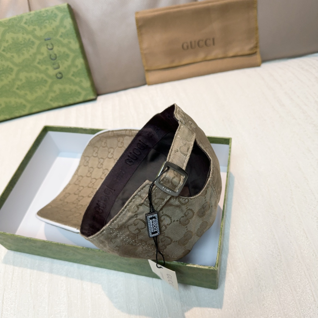 Gucci 古奇2025早秋系列倾情诚献多款活力十足的软配饰。这款棒球帽以GG尼龙匠心打造，缀饰互扣式G