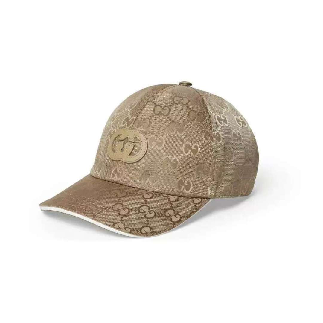 NO:704077,The Gucci Gucci 2025 early autumn series presents a variety of dynamic soft accessories. This baseball cap is made of GG nylon and is embellished with interlocking G embroidery patches to express a unique charm. Gray GG nylon white trim piping cotton lining interlocking double G adjustable Velcro buckle Italian creation hat bucket hat baseball cap knitted hat, hat, gucci, espadrilles, hats19860909批 Gucci 古奇2025早秋系列倾情诚献多款活力十足的软配饰.这款棒球帽以GG尼龙匠心打造,缀饰互扣式G刺绣贴饰,尽释别致韵调. 灰色GG尼龙 白色镶边滚边 棉质衬里 互扣式双G 可调节魔术贴扣 意大利创作帽子渔夫帽棒球帽针织帽,帽子,gucci,espadrilles,hats,hat