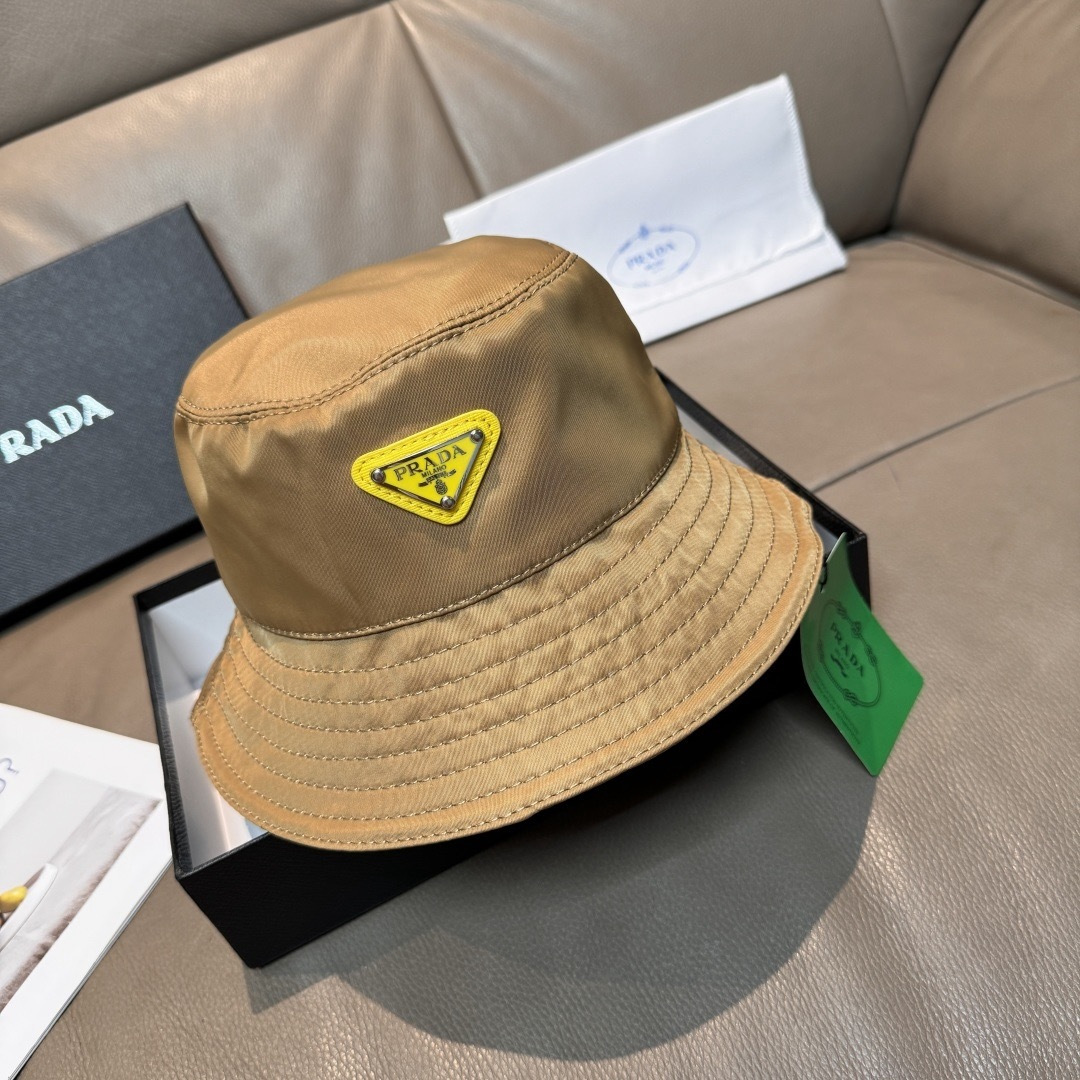 隔着屏幕都能感受到的好质量！Prada(普拉达)爆版渔夫帽出货！配盒子布袋，此款渔夫帽时尚与经典相结合，