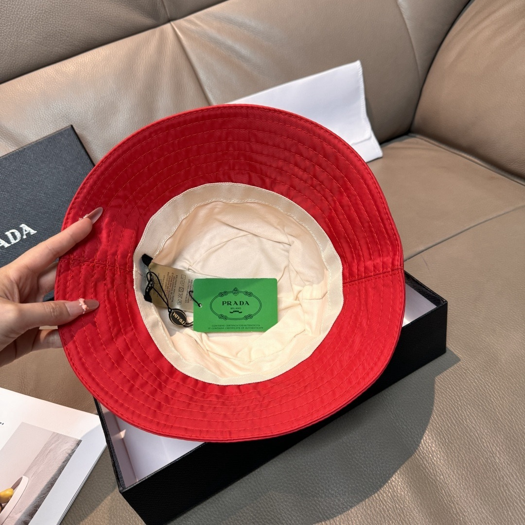 隔着屏幕都能感受到的好质量！Prada(普拉达)爆版渔夫帽出货！配盒子布袋，此款渔夫帽时尚与经典相结合，