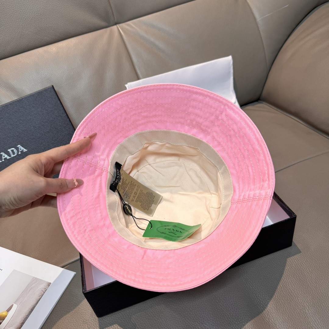 隔着屏幕都能感受到的好质量！Prada(普拉达)爆版渔夫帽出货！配盒子布袋，此款渔夫帽时尚与经典相结合，