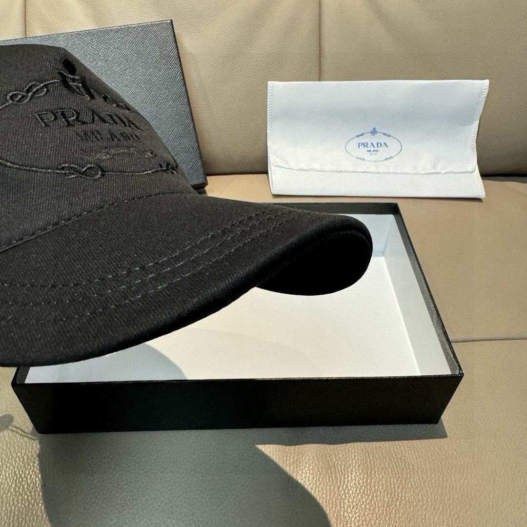 配包装布袋，Prada(普拉达)新款原单棒球帽， 金丝刺绣，1:1开模订制，原厂金丝线精细刺绣，原版帆布