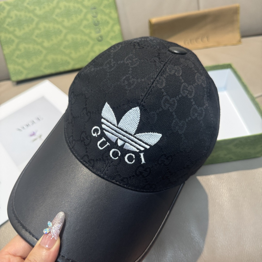 古奇新款Adidas&Gucci联名款出货啦！配盒子布袋。专柜热卖中。1:1开模订制，重工打造，完美复刻