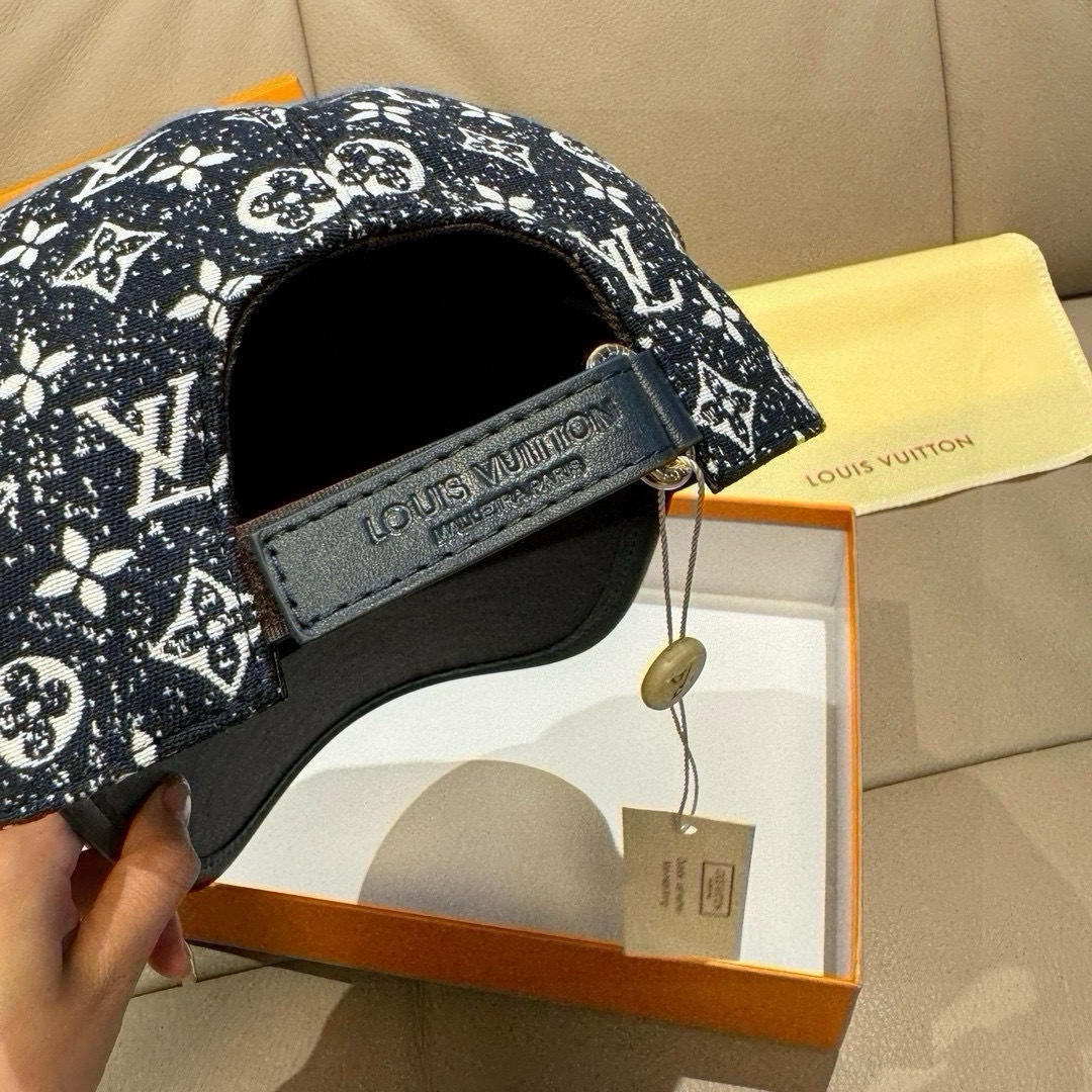 配盒子布袋，LV(路易威登)新款原单棒球帽，牛皮拼接，1:1开模订制，原版牛仔布料，做工细致完美，质量超