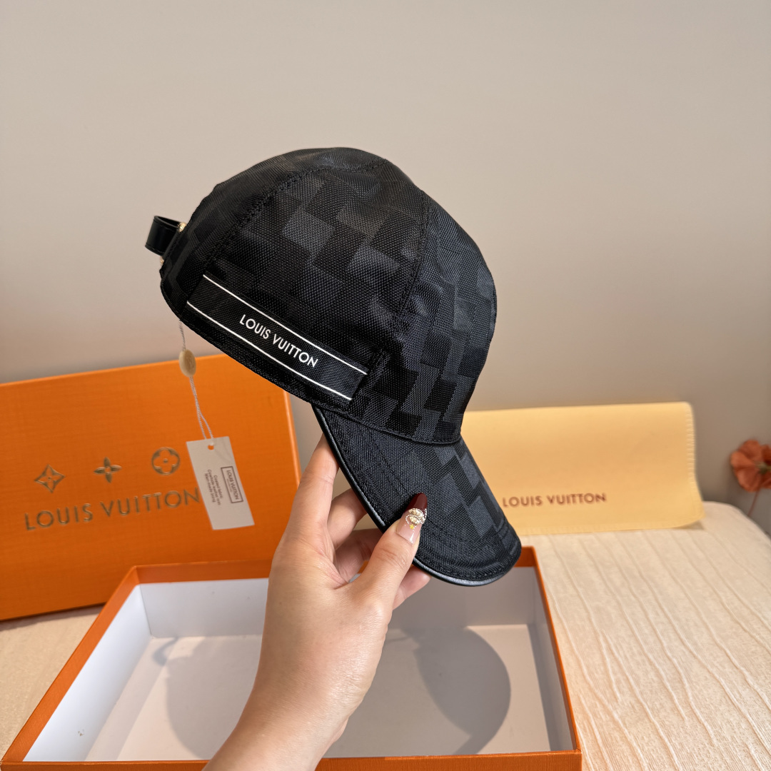 配包装布袋，LV路易威登新款原单棒球帽，经典棋盘格，1:1开模订制，原版专柜布料+头层牛皮，小方格时尚帅