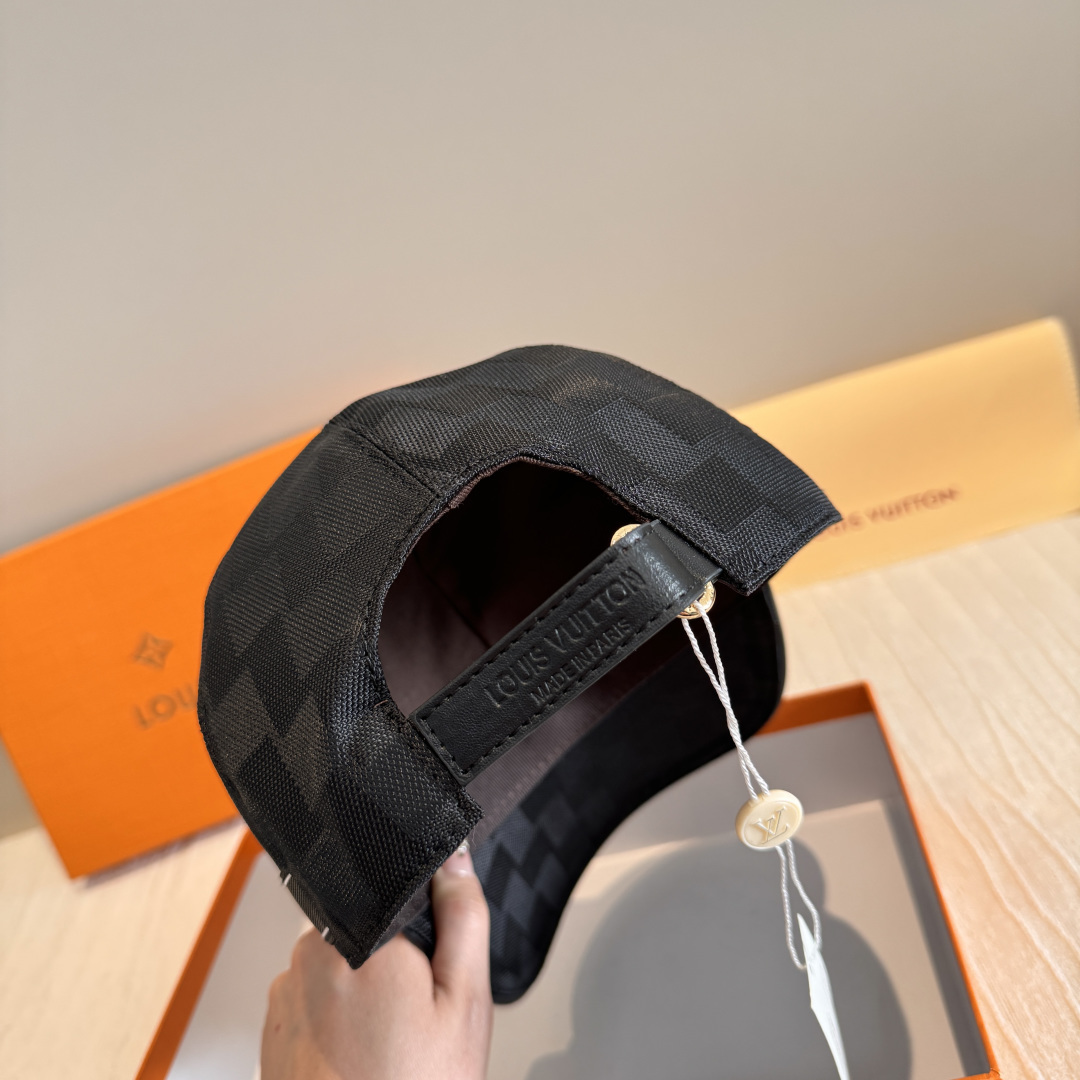 配包装布袋，LV路易威登新款原单棒球帽，经典棋盘格，1:1开模订制，原版专柜布料+头层牛皮，小方格时尚帅